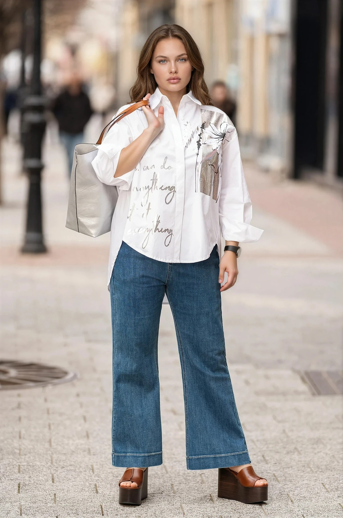 Макси риза от памук в бяло със сребриста щампа и издължен гръб