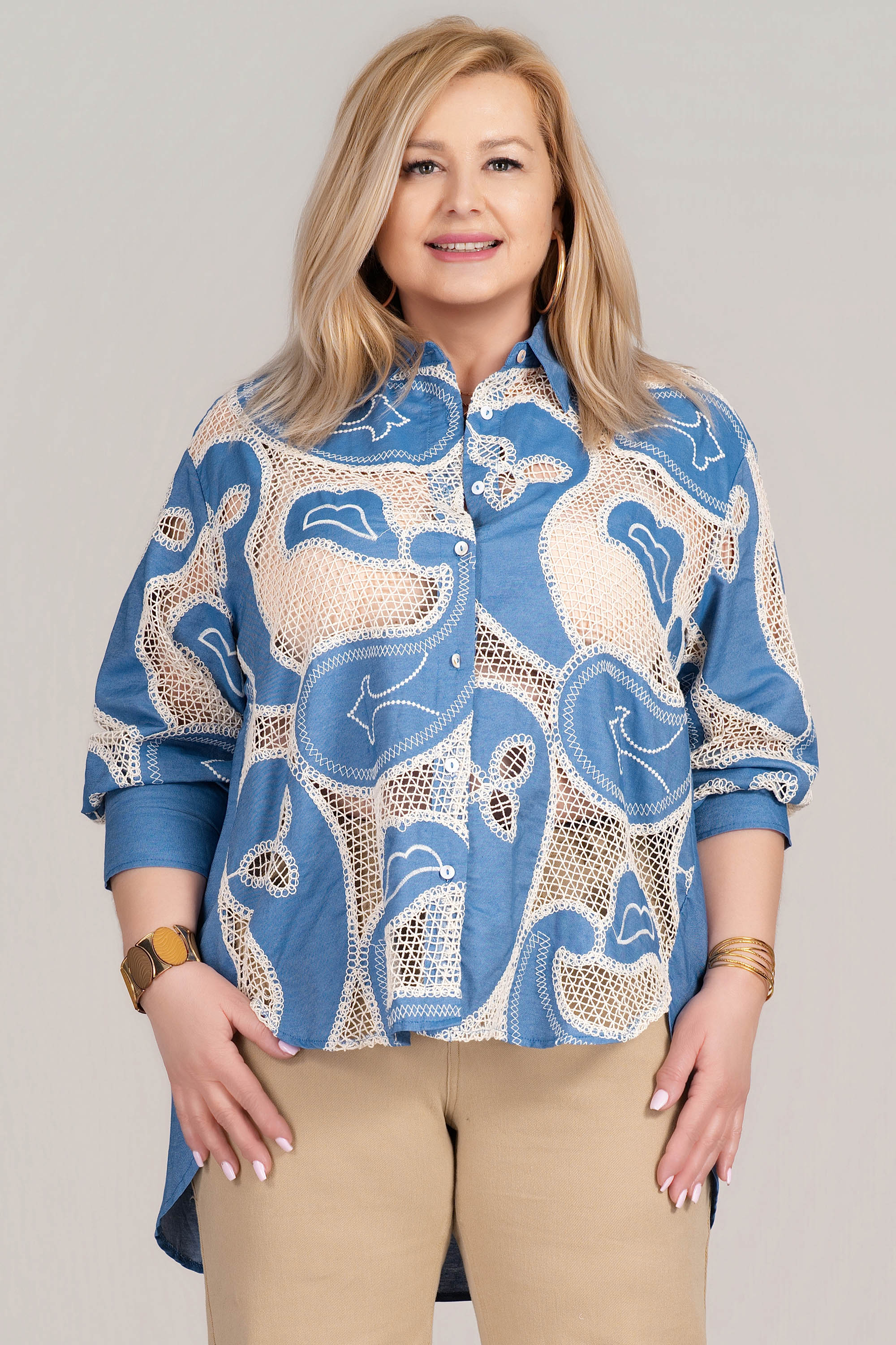 Макси риза от памук в синьо с бежова бродерия и издължен гръб