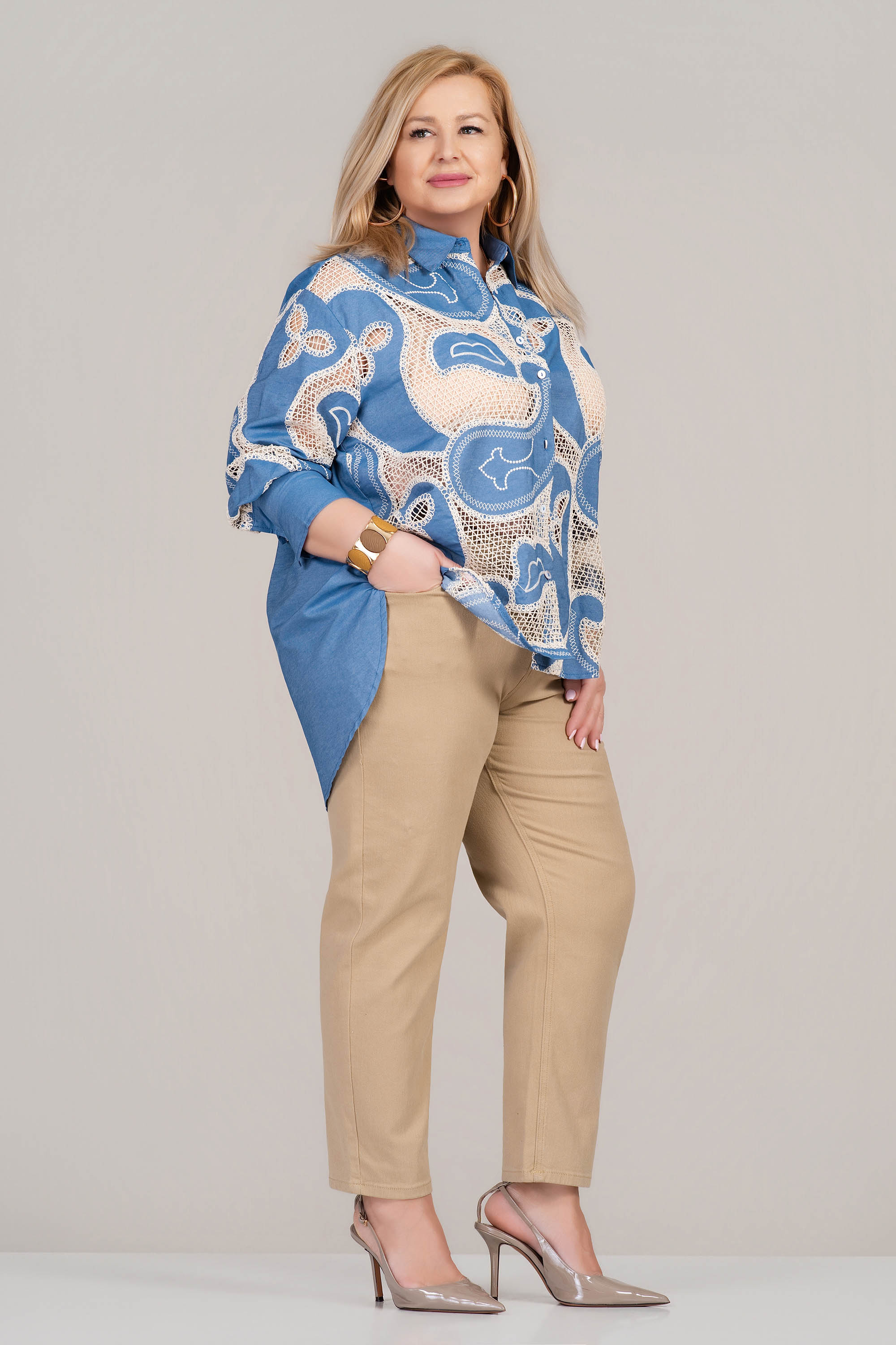 Макси риза от памук в синьо с бежова бродерия и издължен гръб