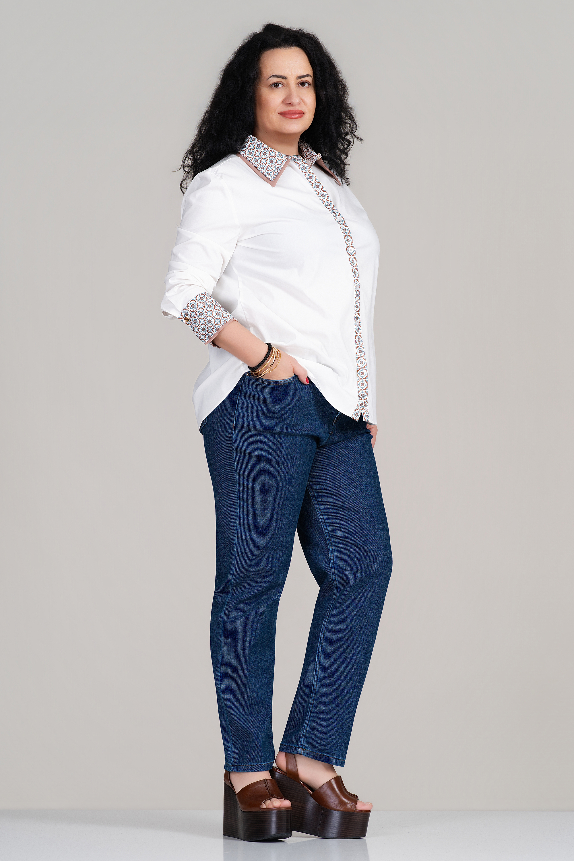 Макси риза в бяло с етно кант