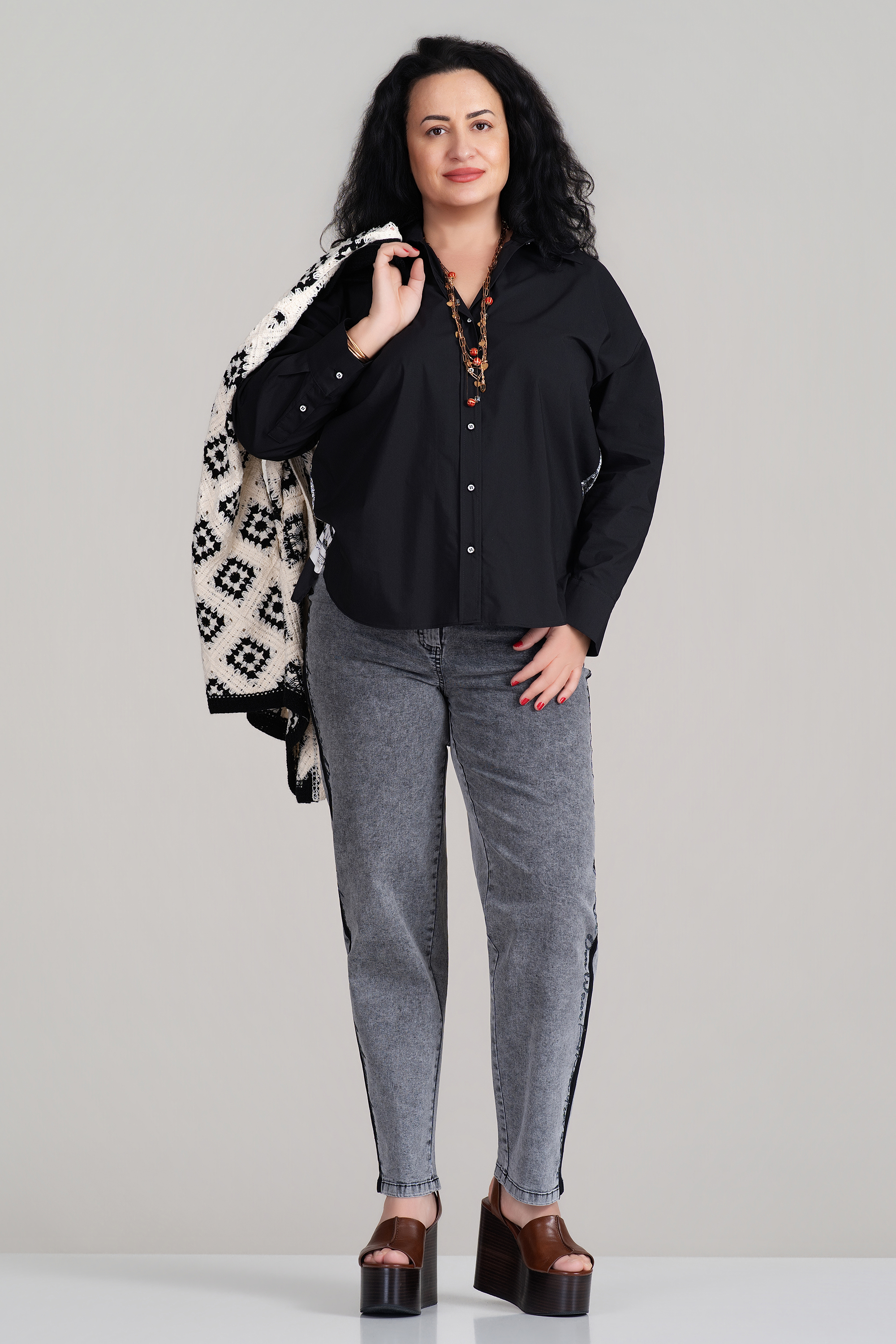 МАКСИ риза в черно с интересен принт на гърба