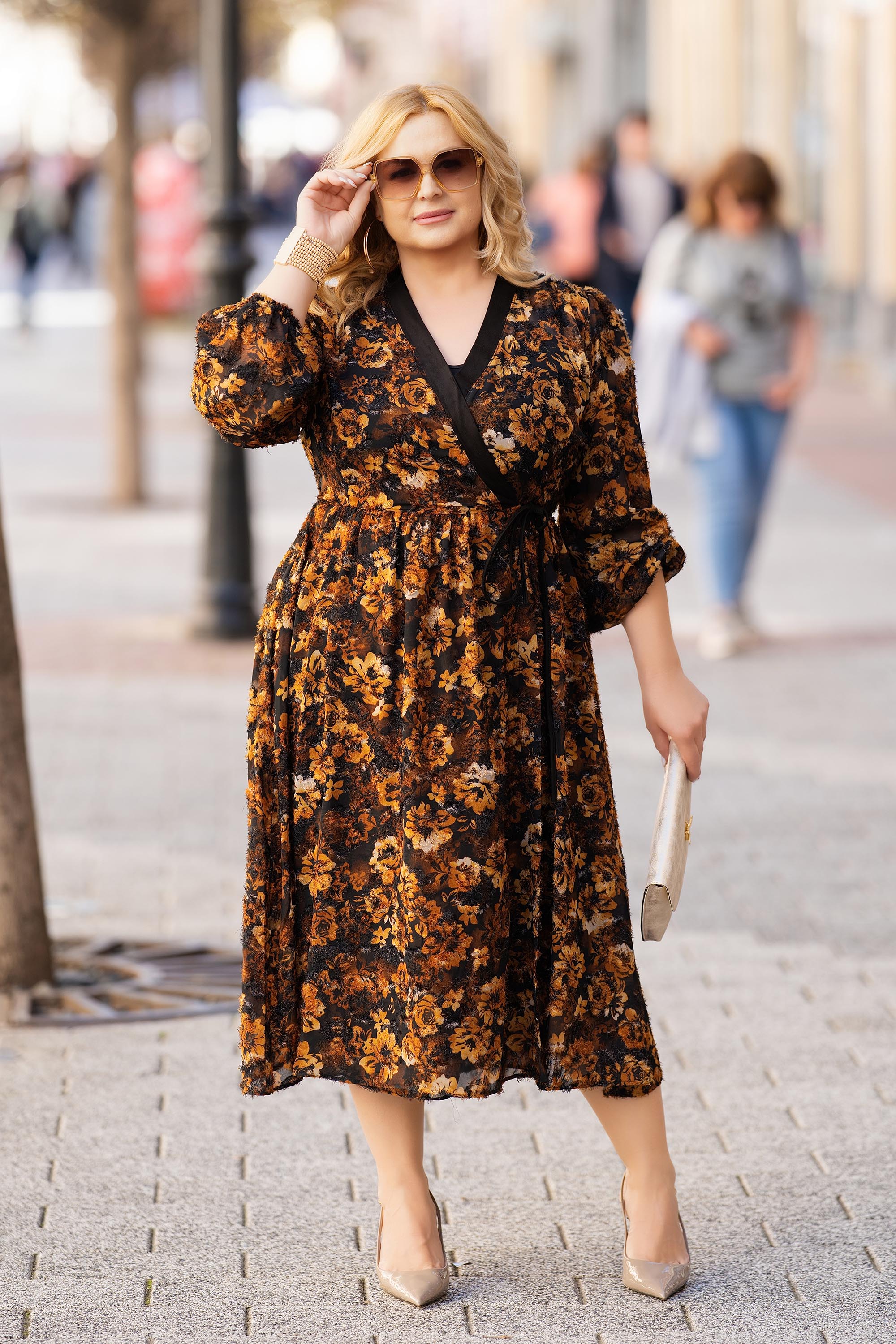 Макси рокля с флорален десен и подчертана талия с връзки