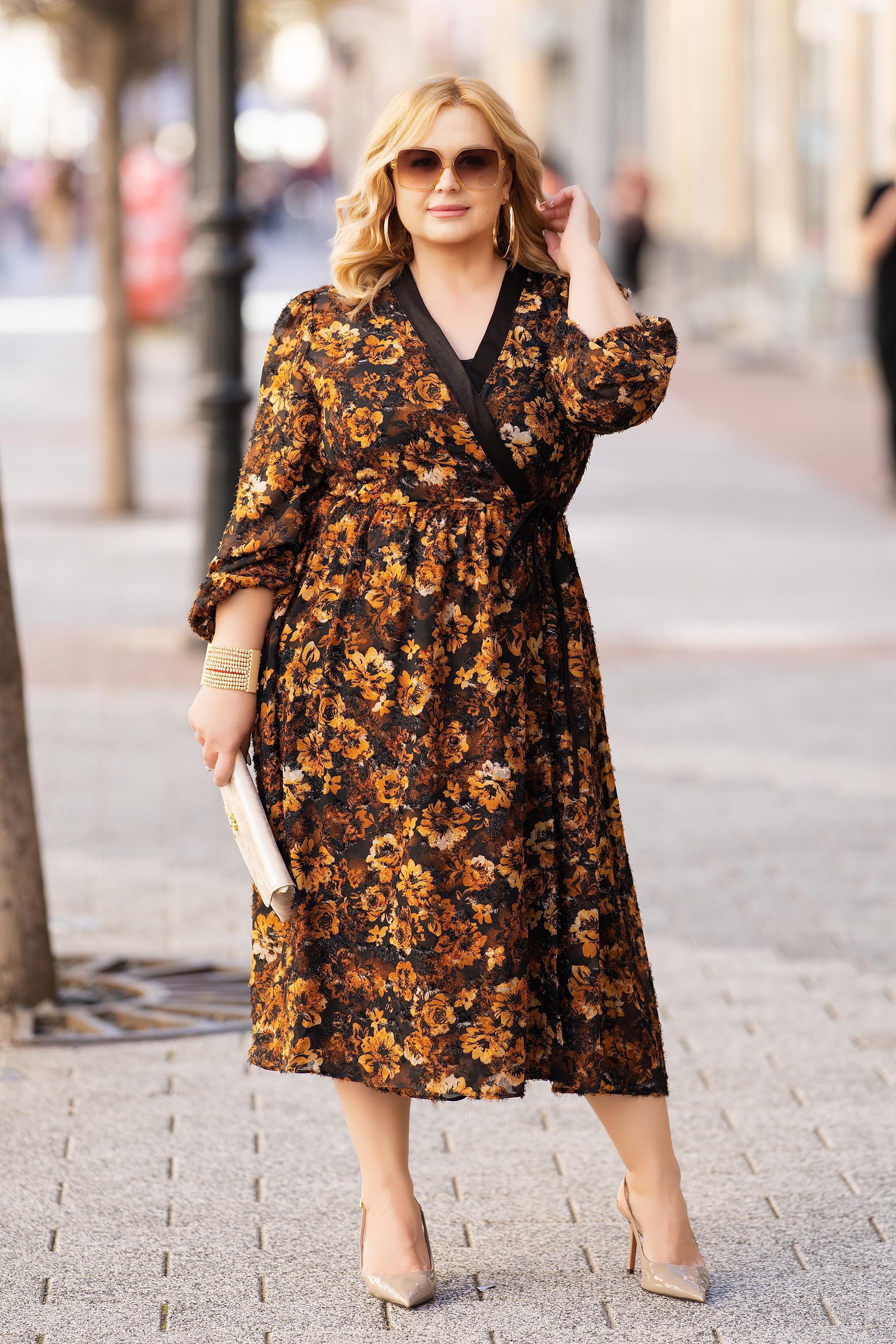 Макси рокля с флорален десен и подчертана талия с връзки