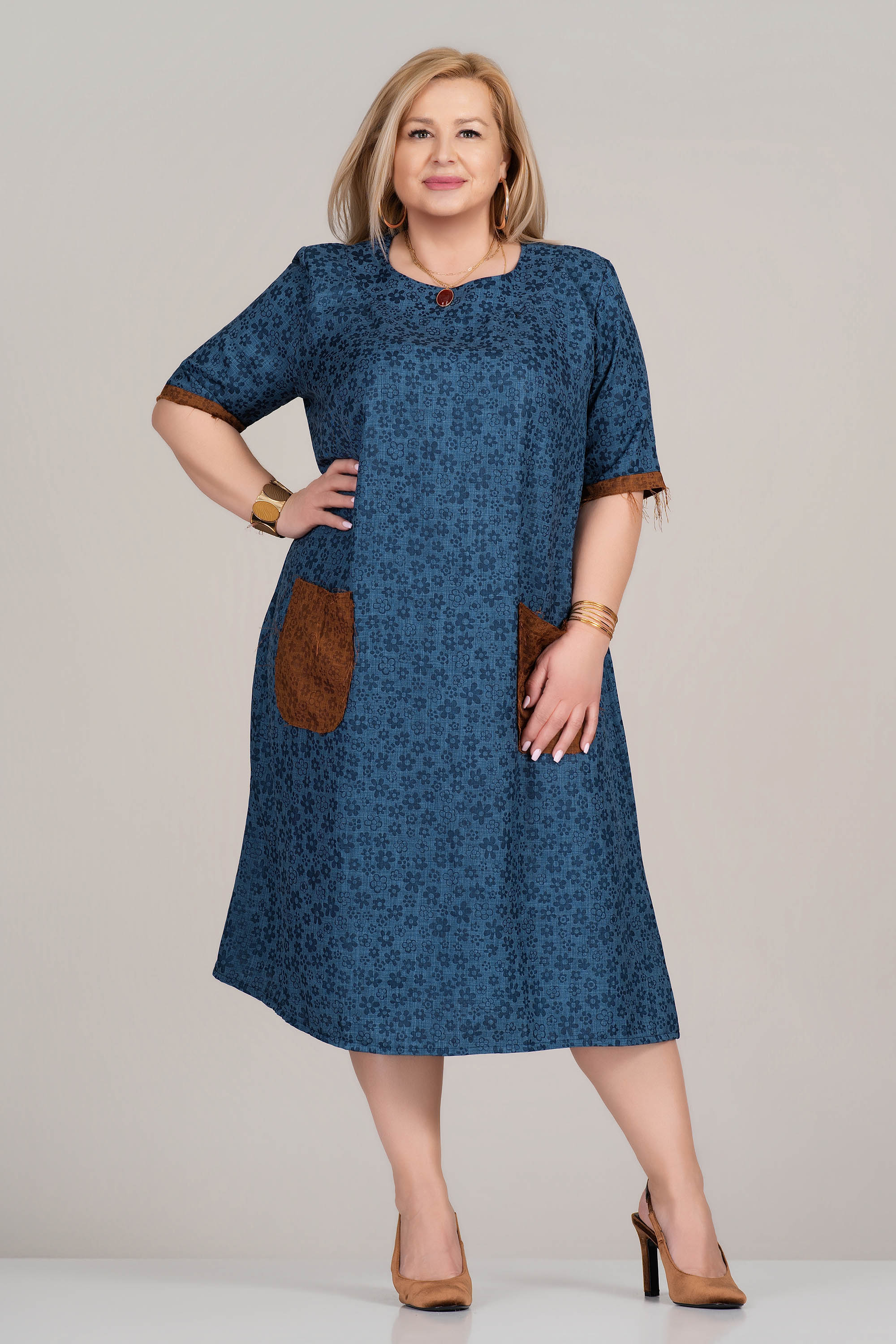 МАКСИ рокля в синьо с флорален принт и кафяви джобове