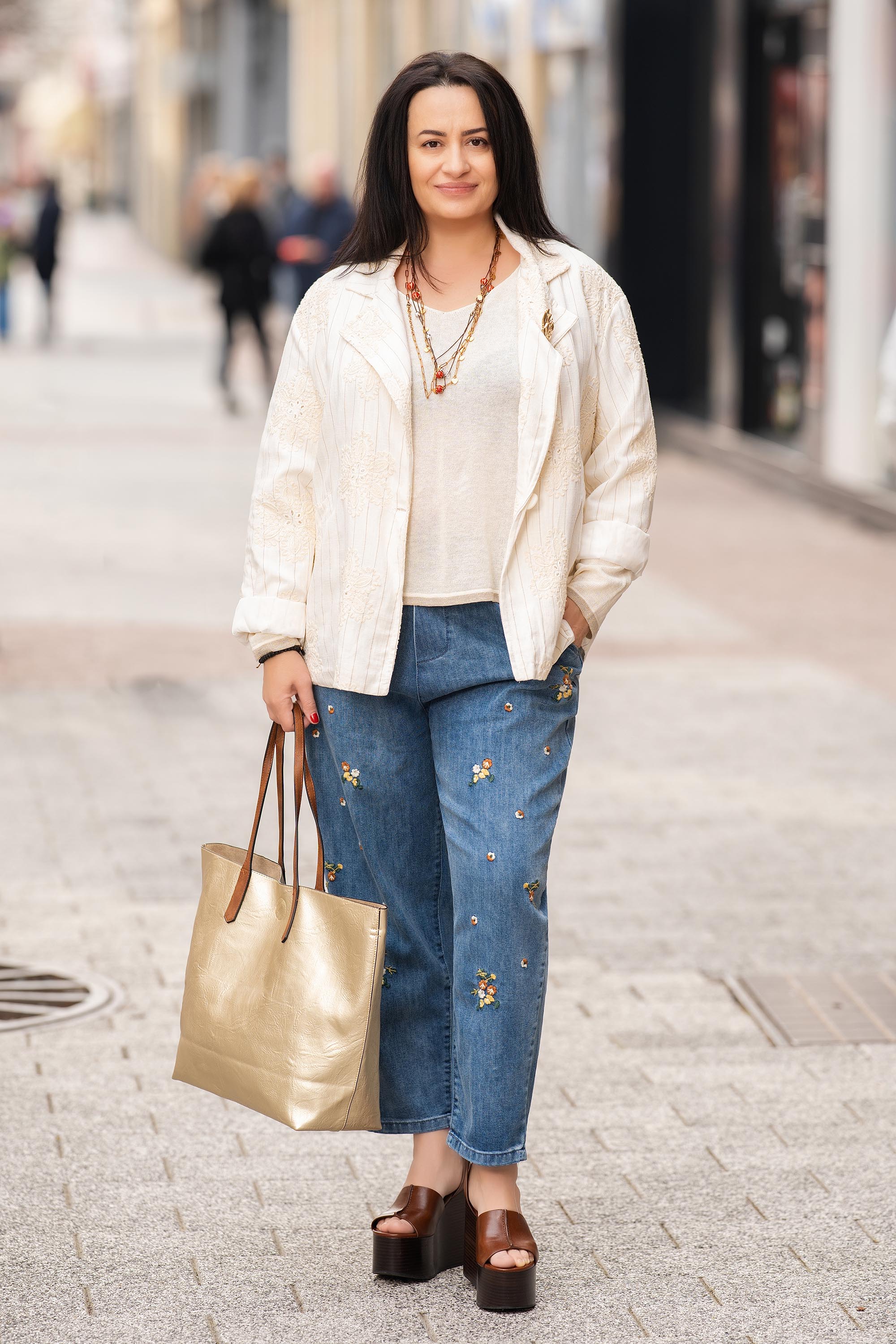 МАКСИ сако от памук в цвят екрю с нежна флорална бродерия, дискретно райе и брошка