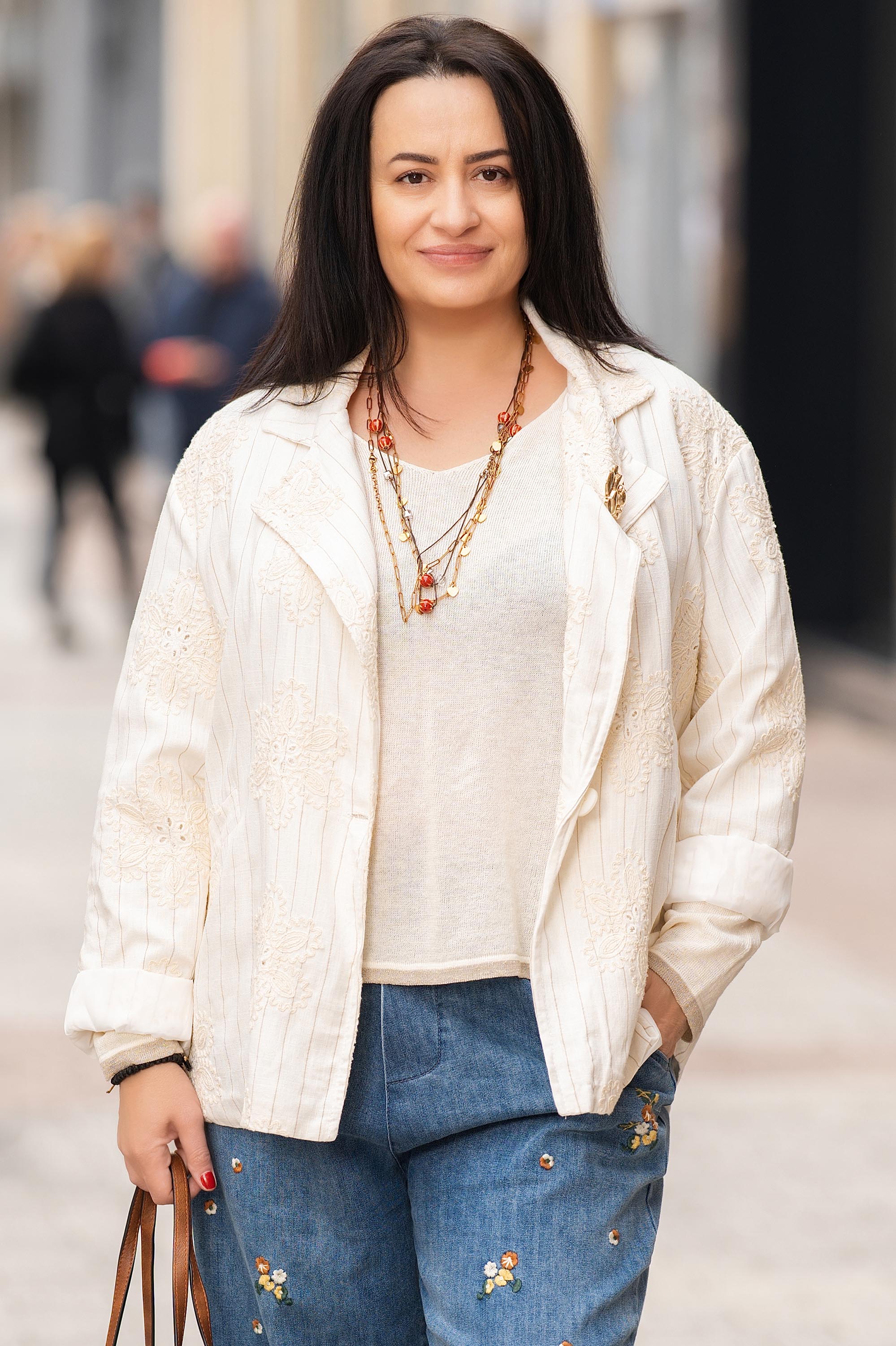 МАКСИ сако от памук в цвят екрю с нежна флорална бродерия, дискретно райе и брошка