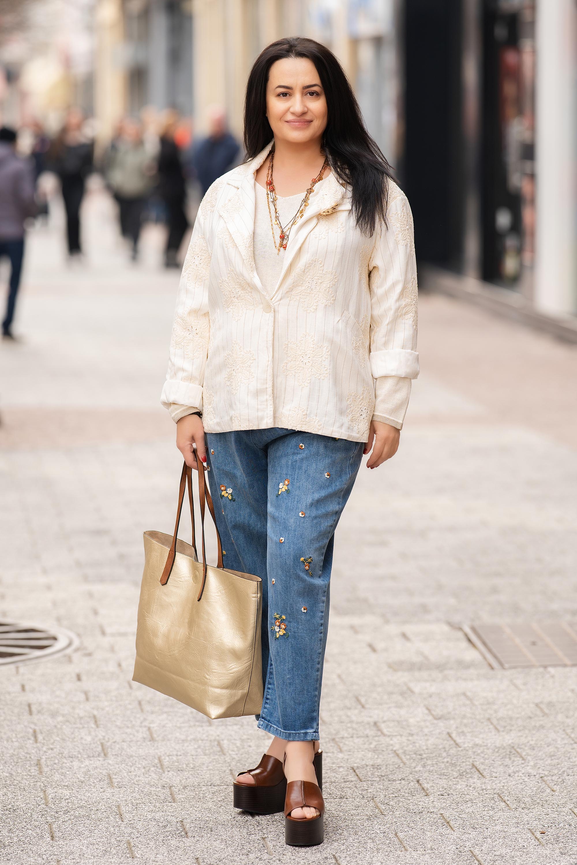 МАКСИ сако от памук в цвят екрю с нежна флорална бродерия, дискретно райе и брошка