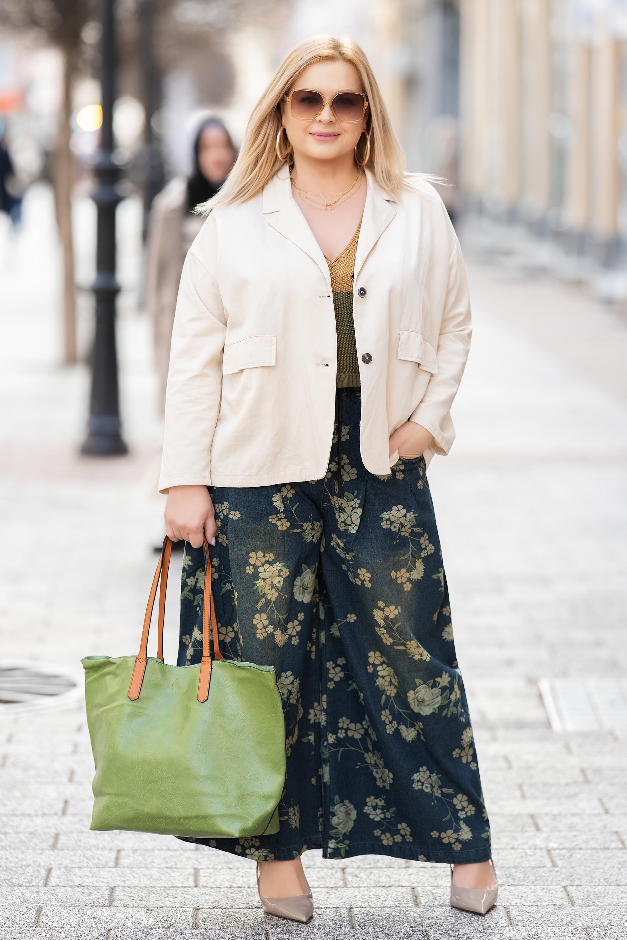 Макси сако в светлобежово от тенсел с копчета и джобове