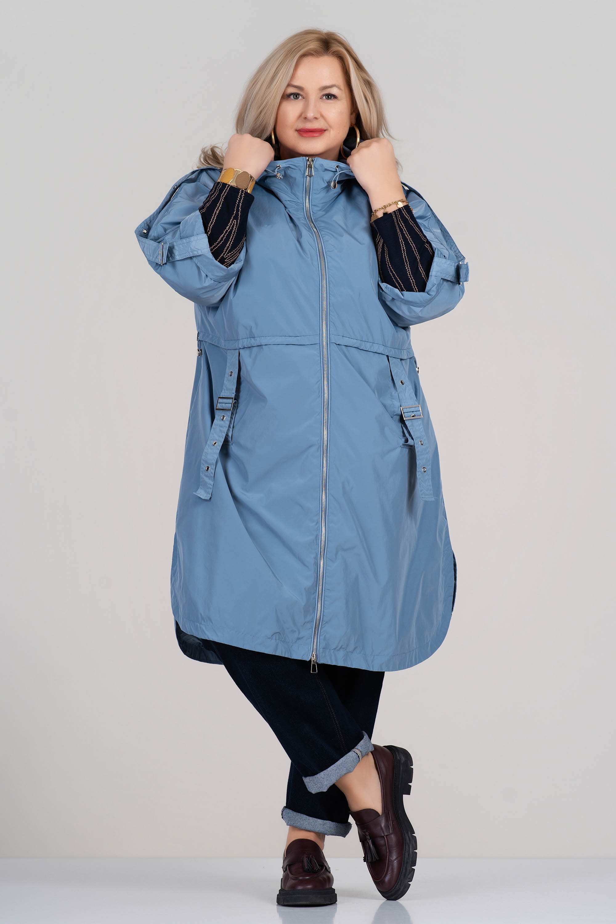 Макси шлифер в синьо с качулка, регулируеми ръкави и колан с тока