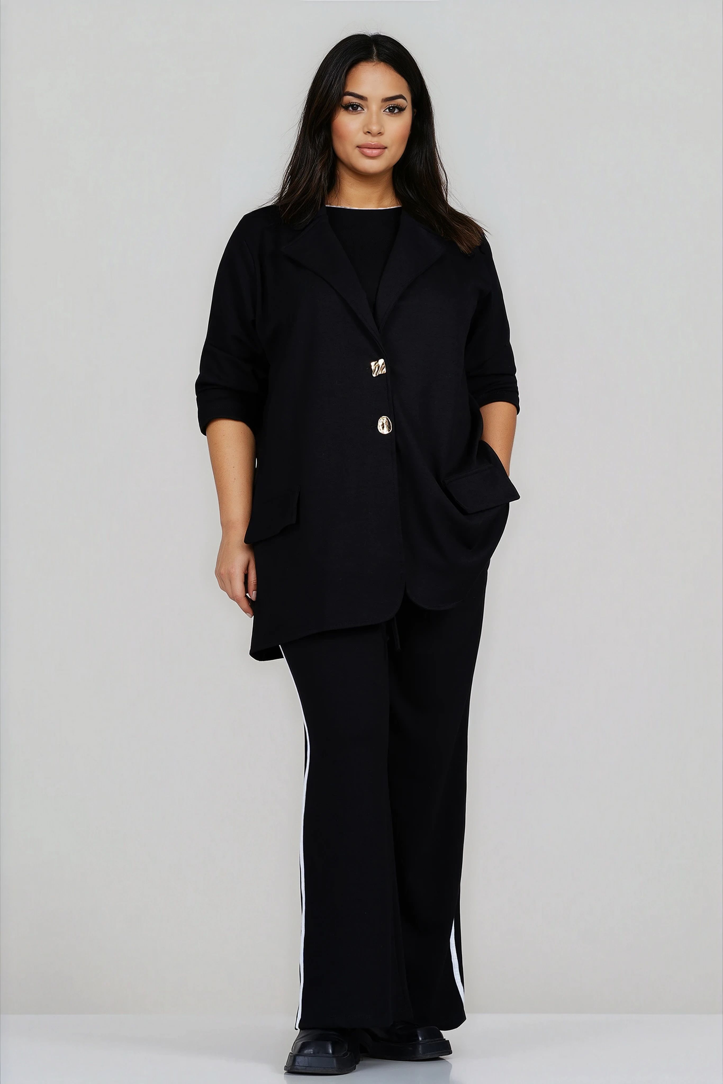 МАКСИ спортно-елегантен комплект в черно със сако и панталон