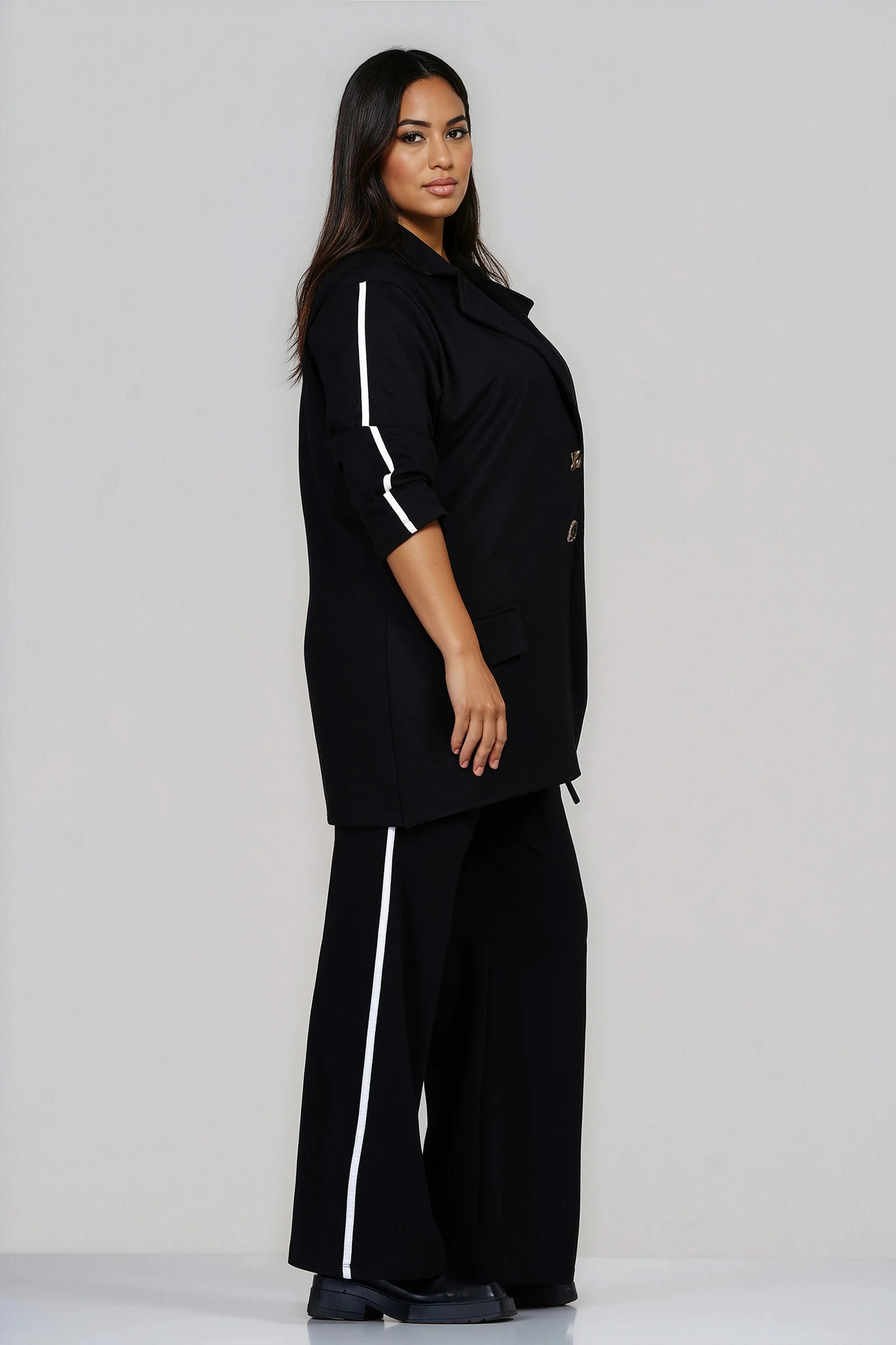 МАКСИ спортно-елегантен комплект в черно със сако и панталон