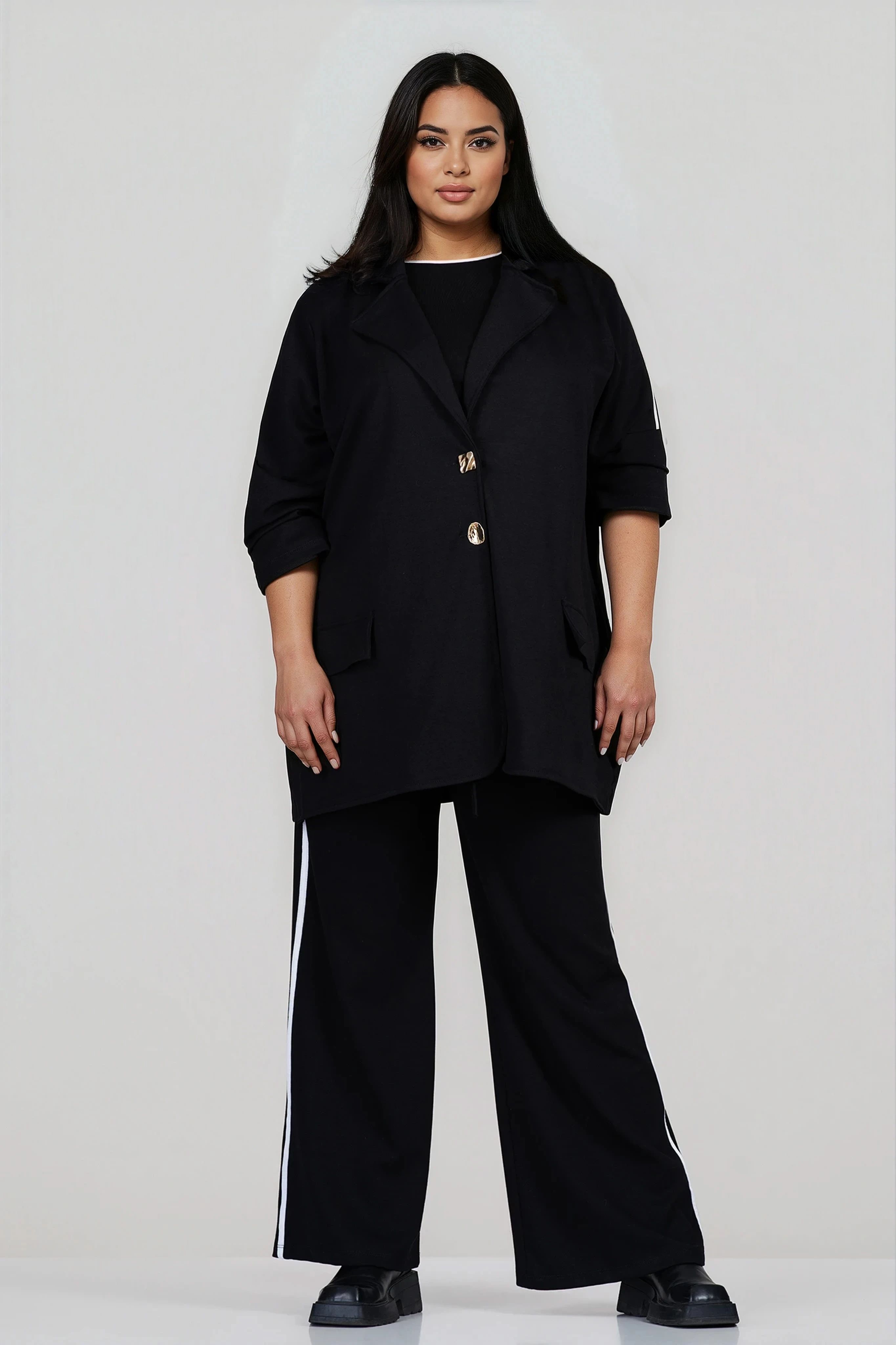 МАКСИ спортно-елегантен комплект в черно със сако и панталон