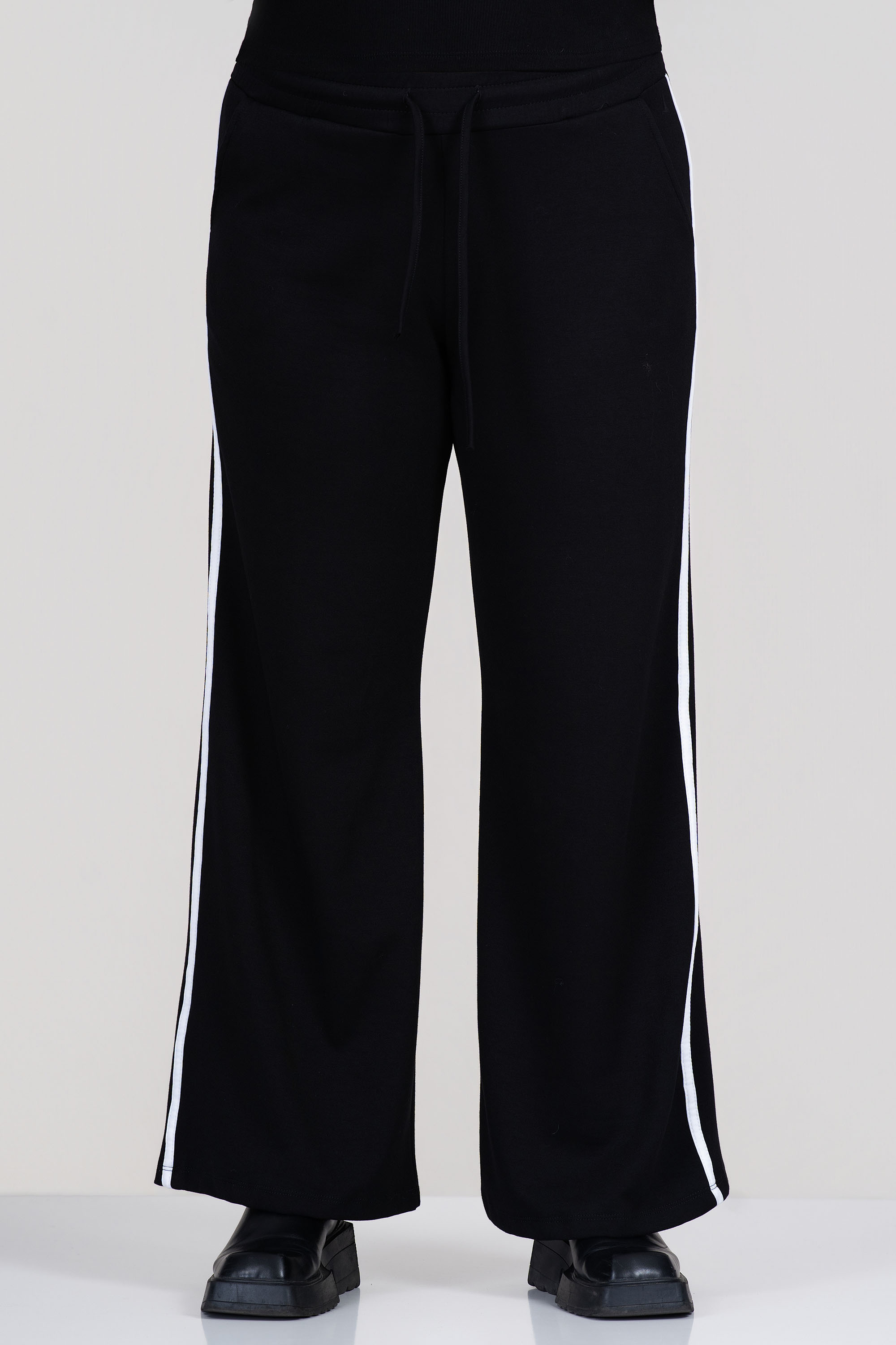 МАКСИ спортно-елегантен комплект в черно със сако и панталон