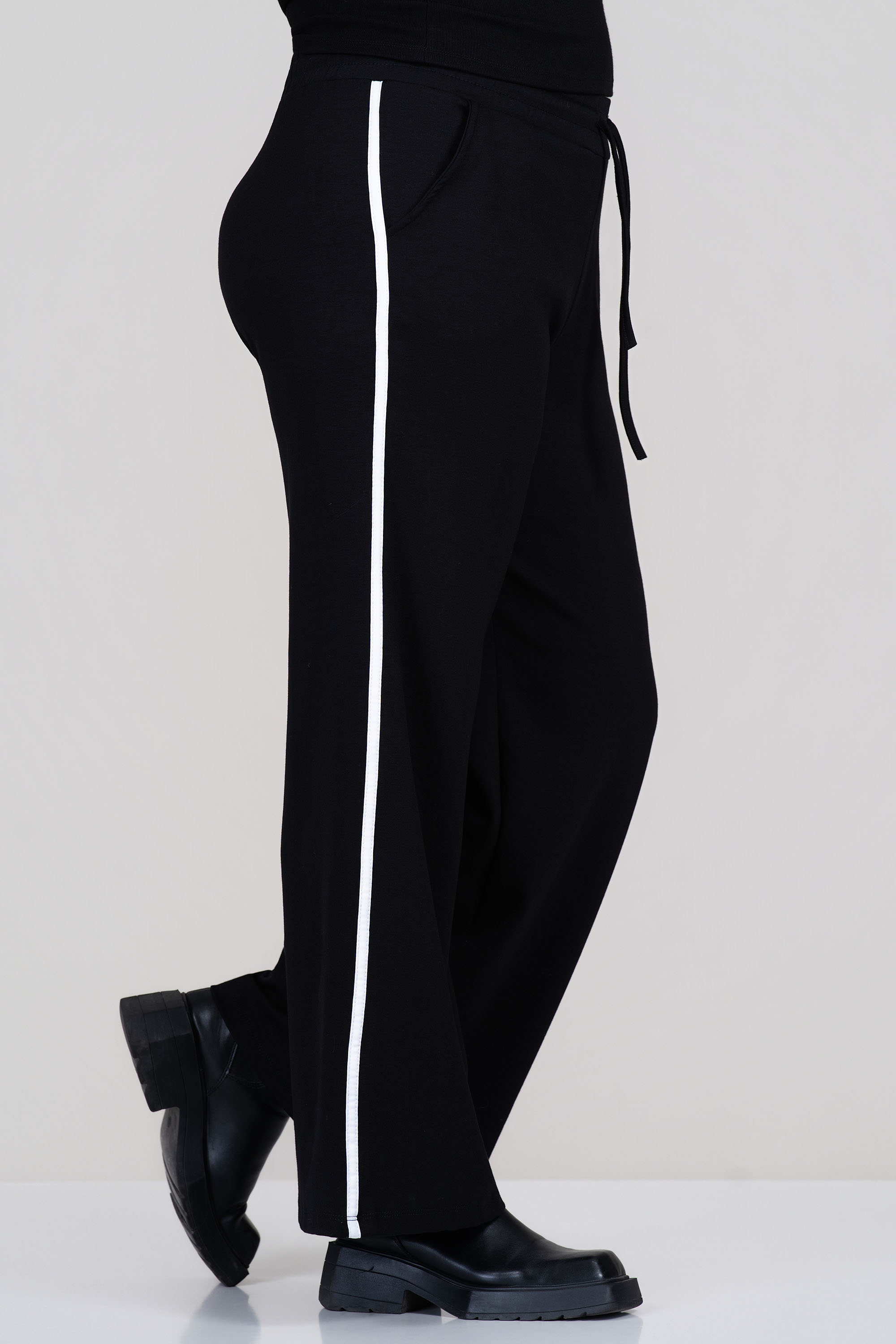 МАКСИ спортно-елегантен комплект в черно със сако и панталон