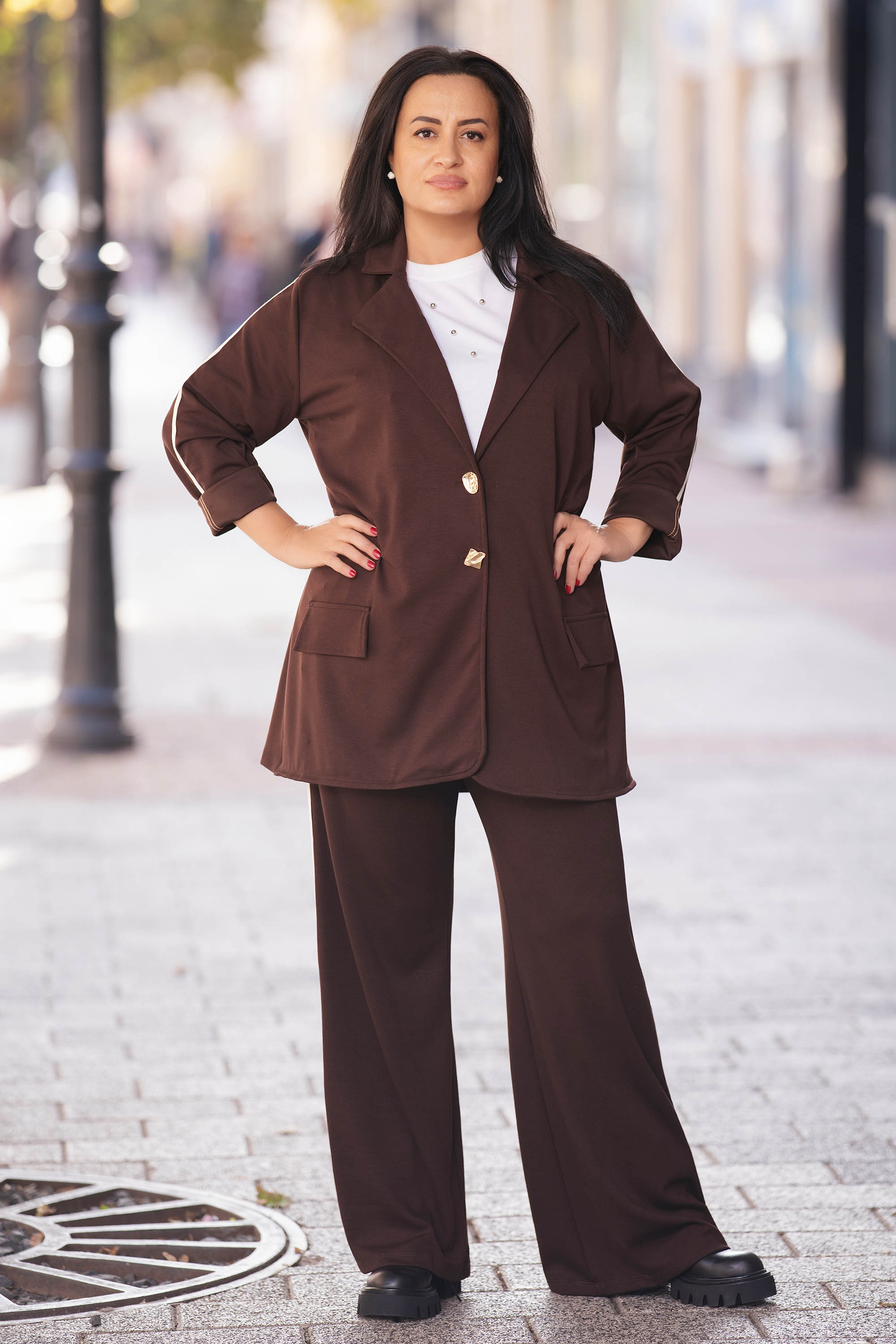 МАКСИ спортно-елегантен комплект в кафяво със сако и панталон