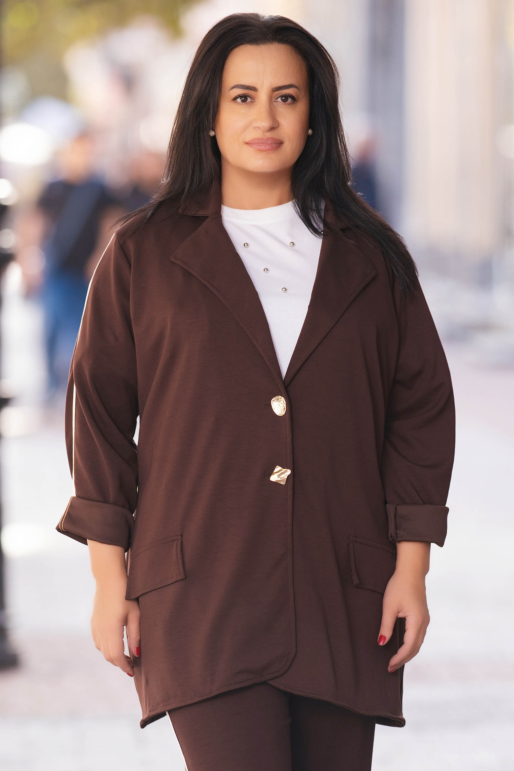 МАКСИ спортно-елегантен комплект в кафяво със сако и панталон