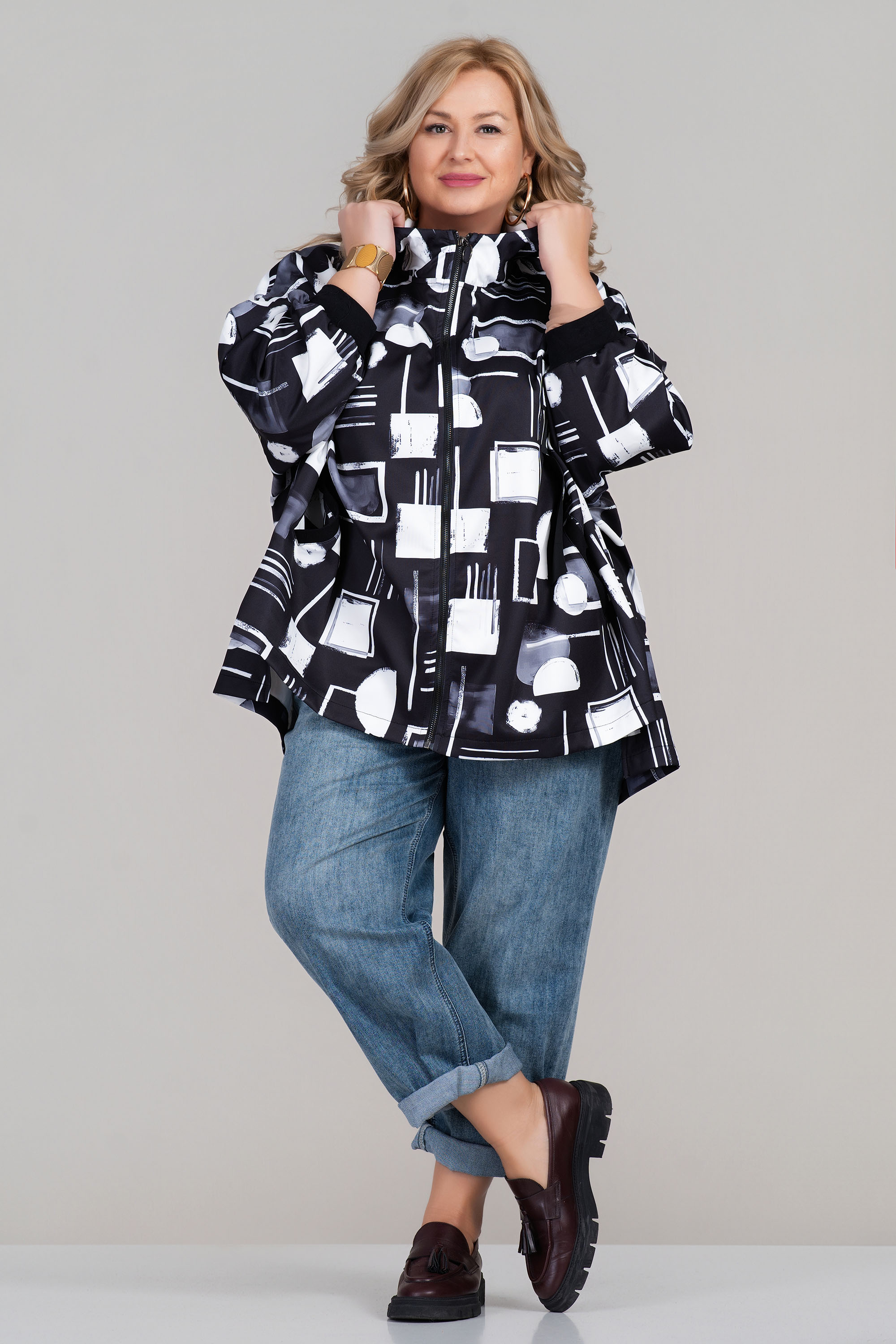 Макси суитшърт с геометричен принт в черно и бяло