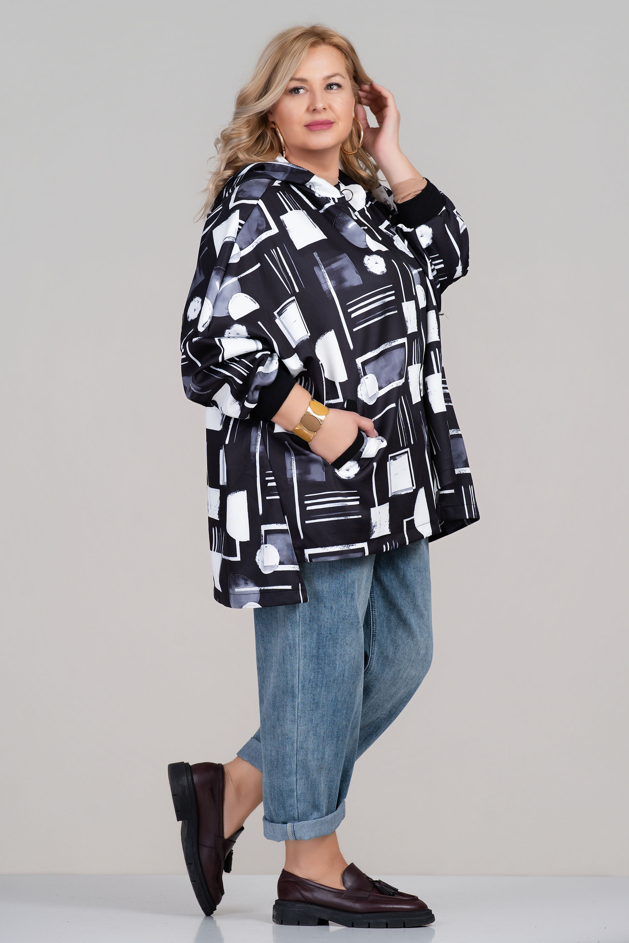 Макси суитшърт с геометричен принт в черно и бяло