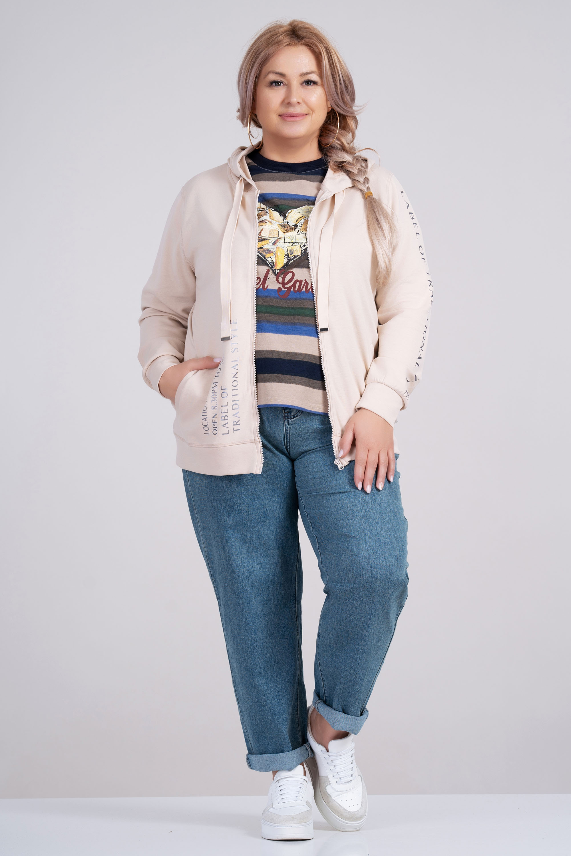 МАКСИ суитшърт в светлобежово с качулка и връзки и сребрист надпис