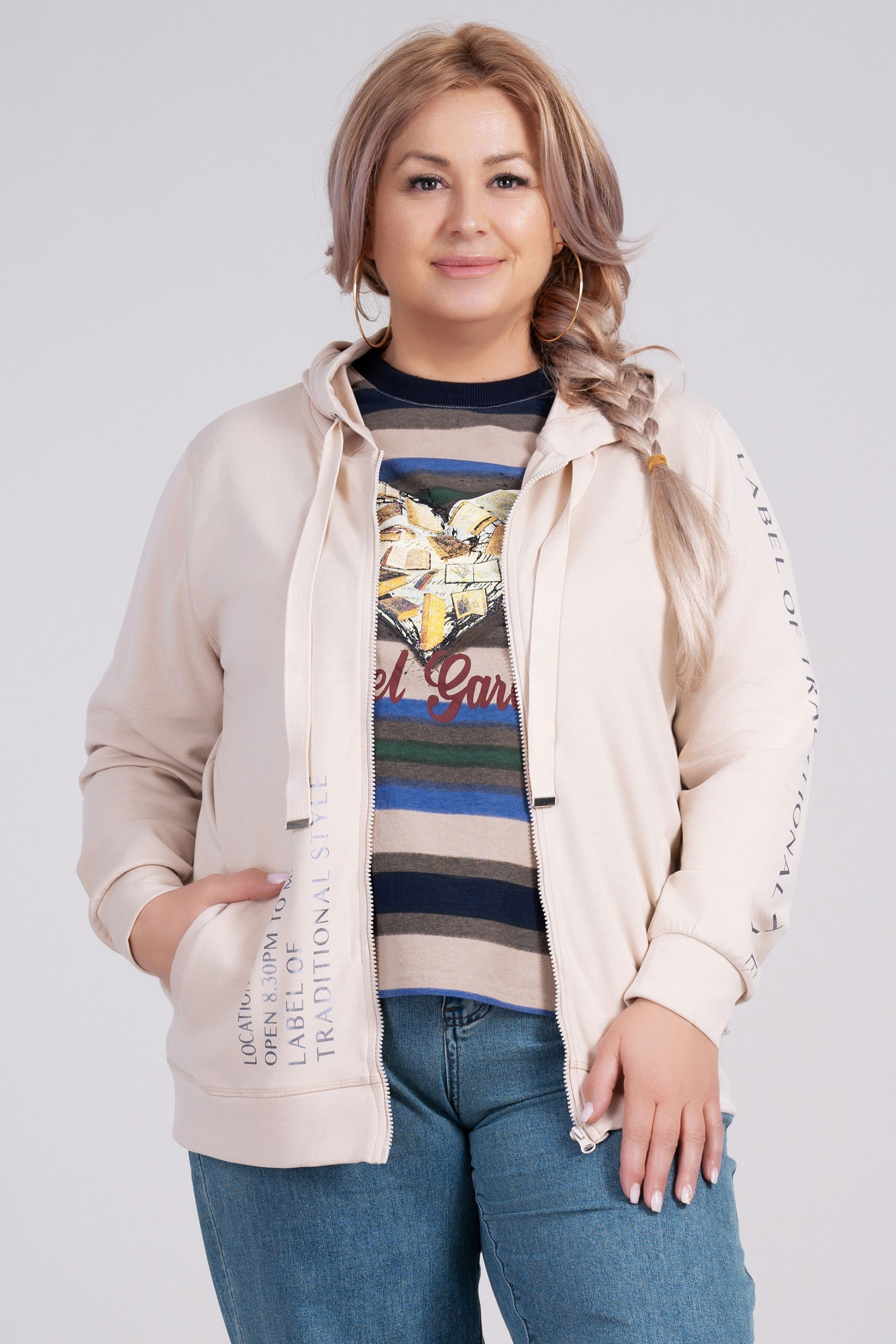 МАКСИ суитшърт в светлобежово с качулка и връзки и сребрист надпис