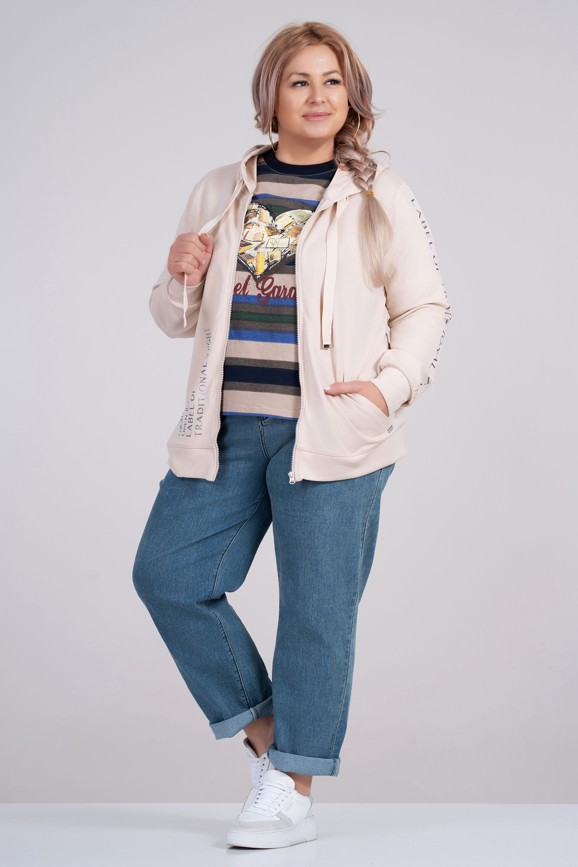 МАКСИ суитшърт в светлобежово с качулка и връзки и сребрист надпис