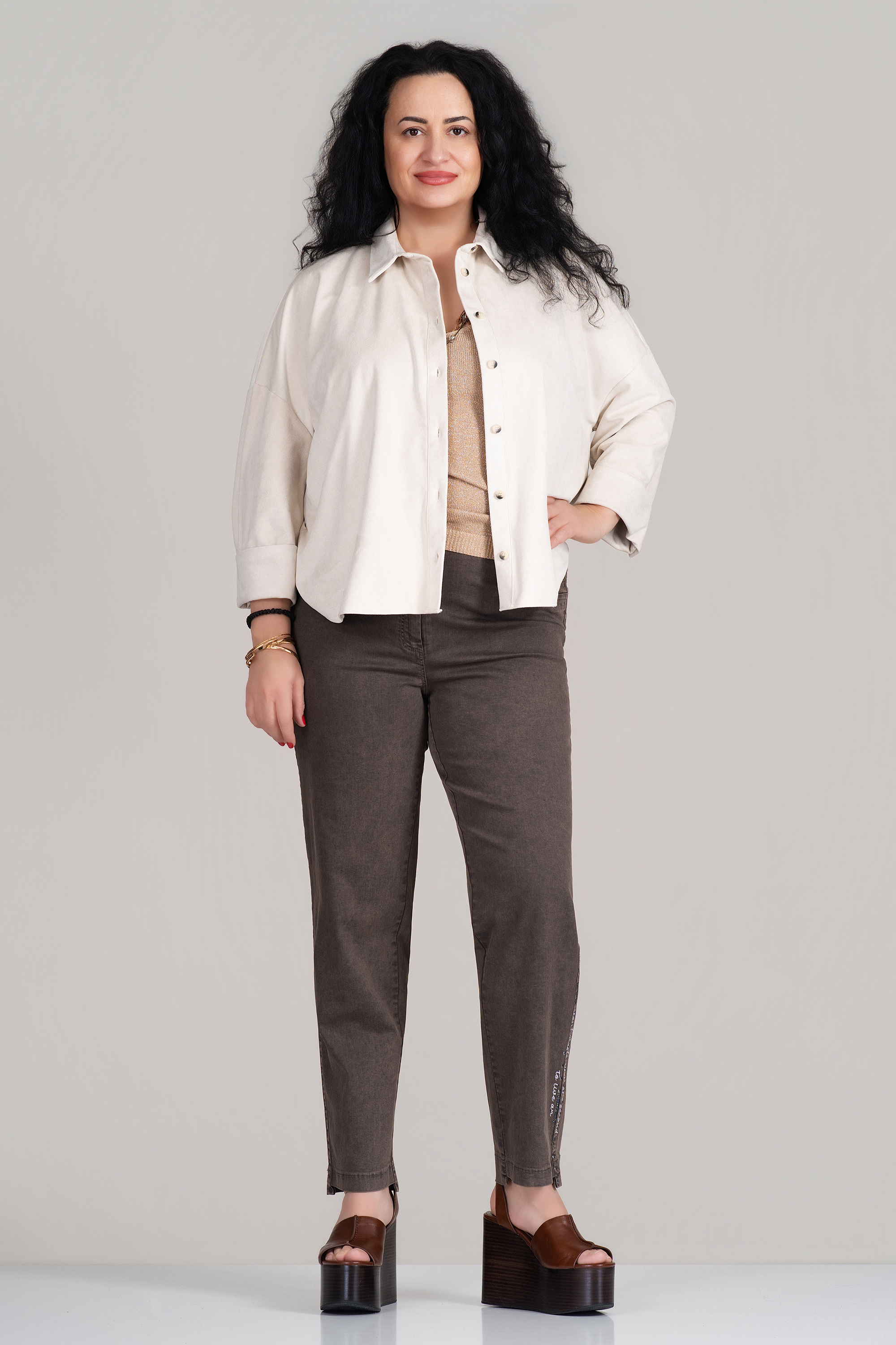 Макси светлобежово велурено яке с метални копчета и свободна кройка