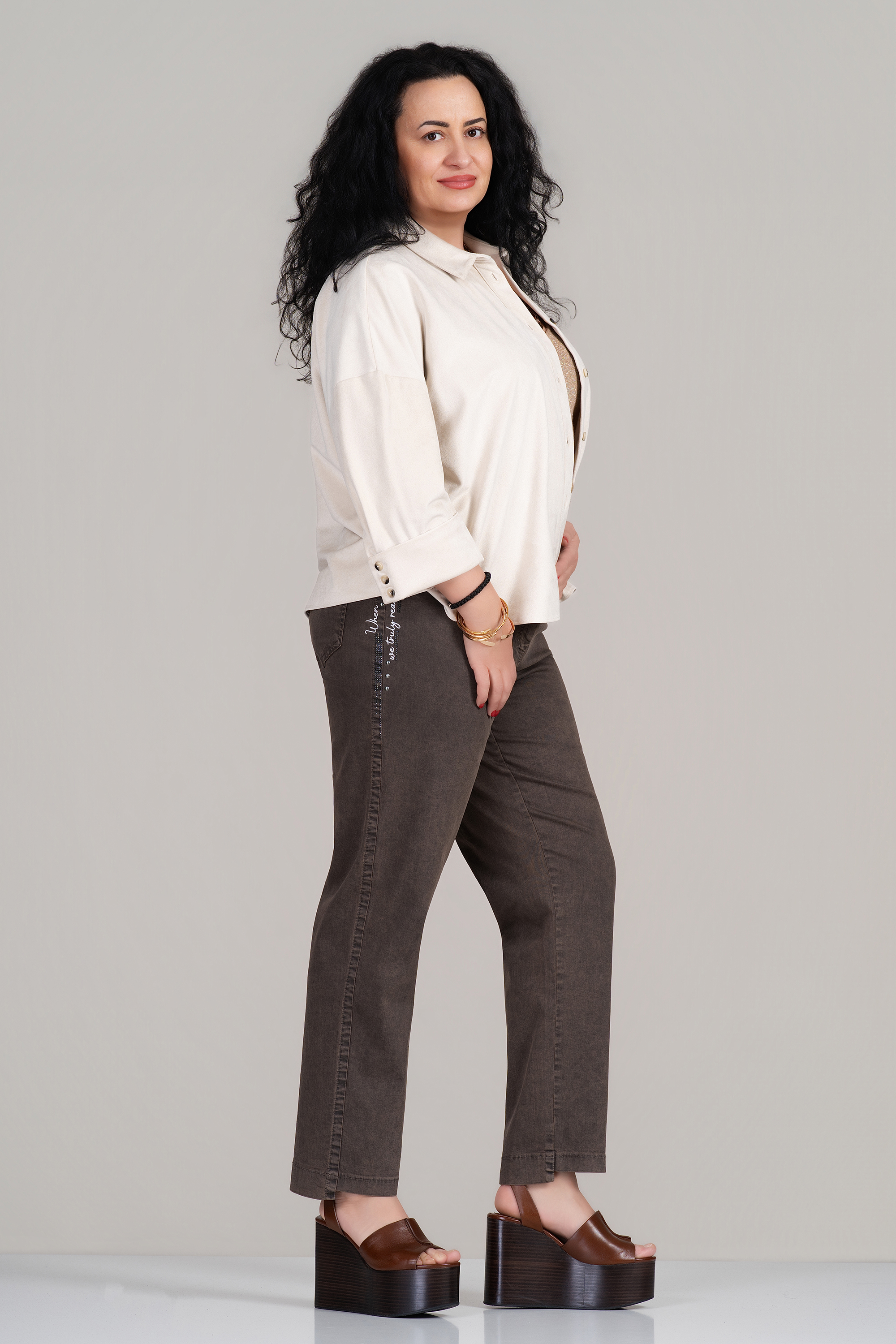 Макси светлобежово велурено яке с метални копчета и свободна кройка