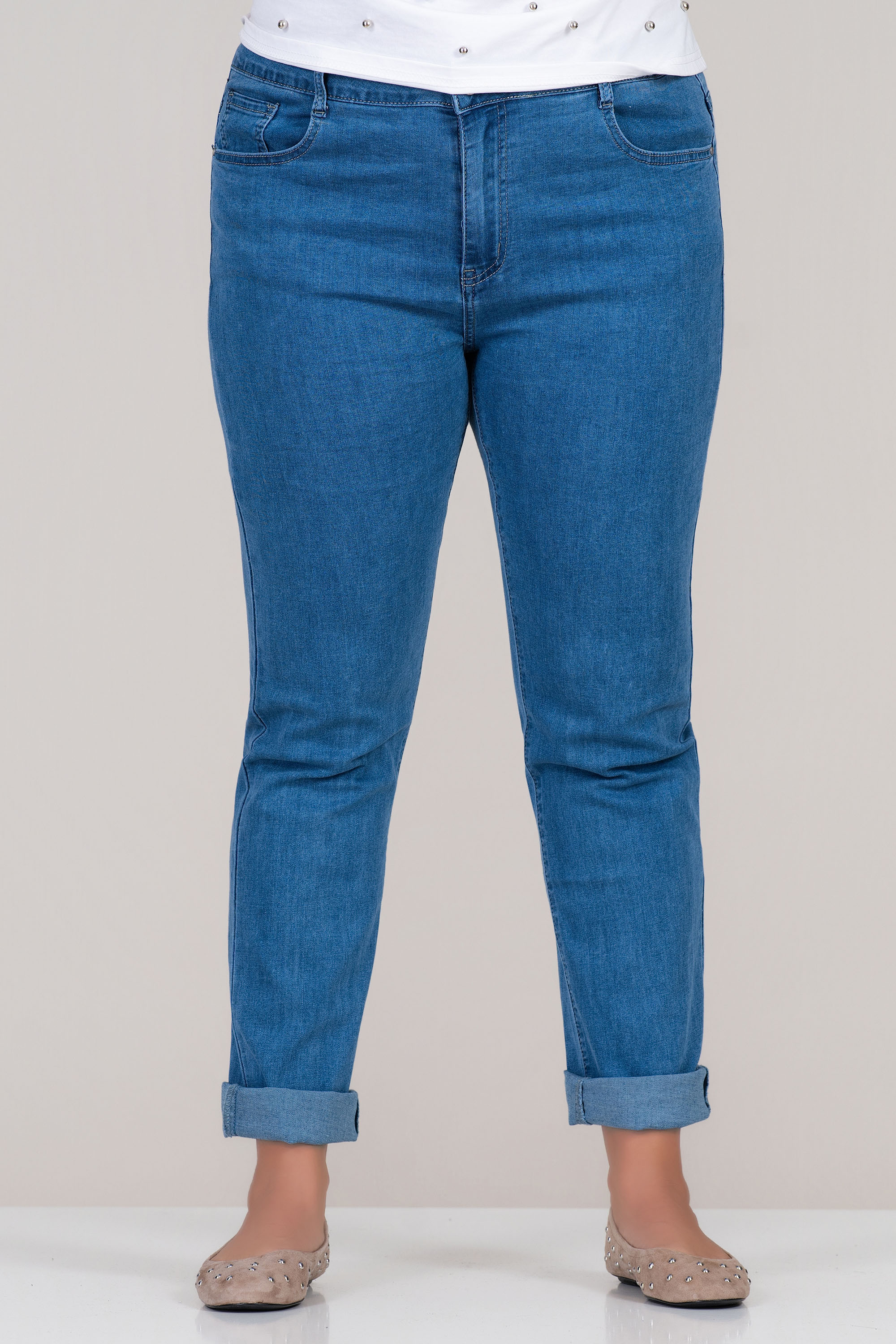 МАКСИ светлосини дънки по тялото с класическо закопчаване