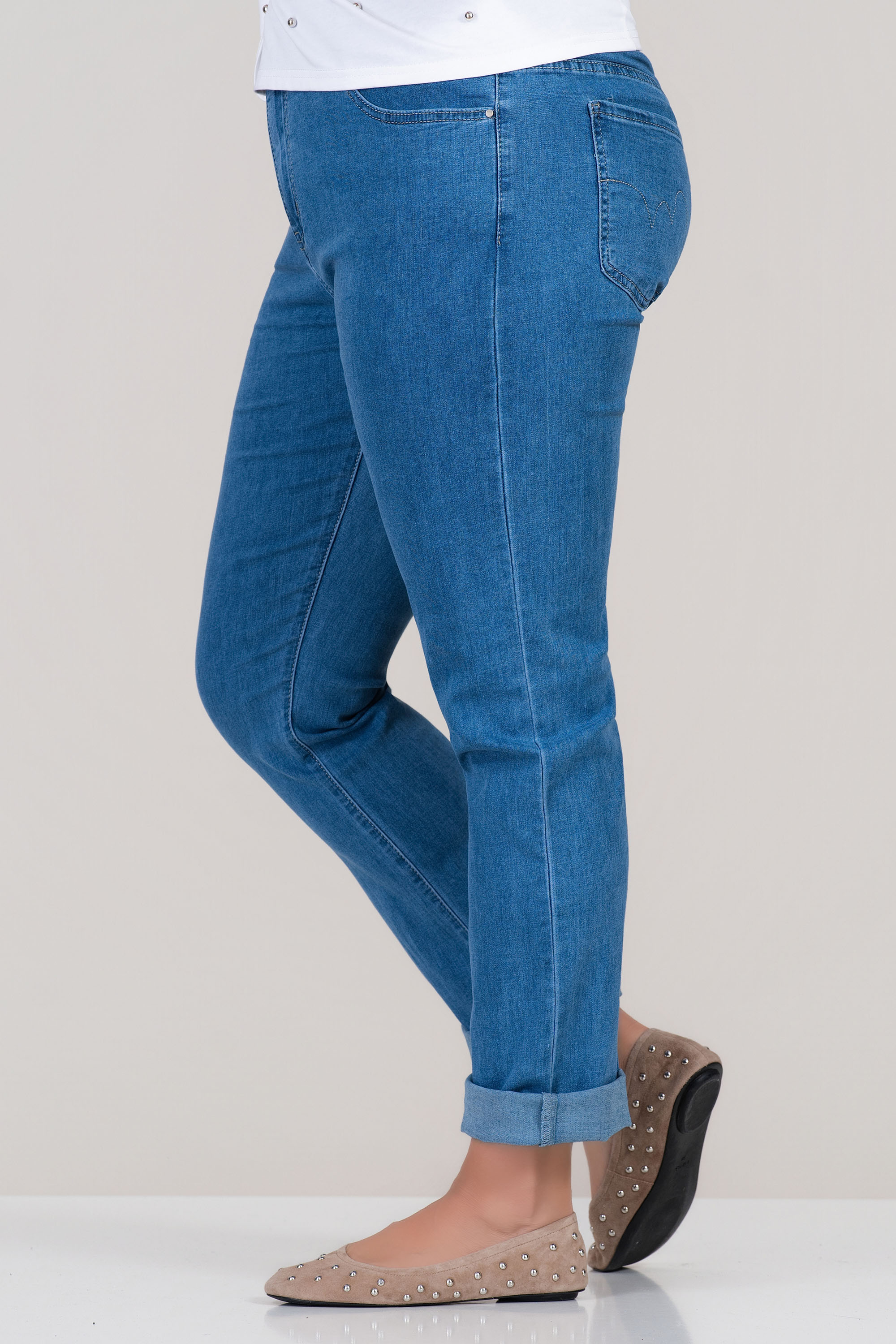 МАКСИ светлосини дънки по тялото с класическо закопчаване