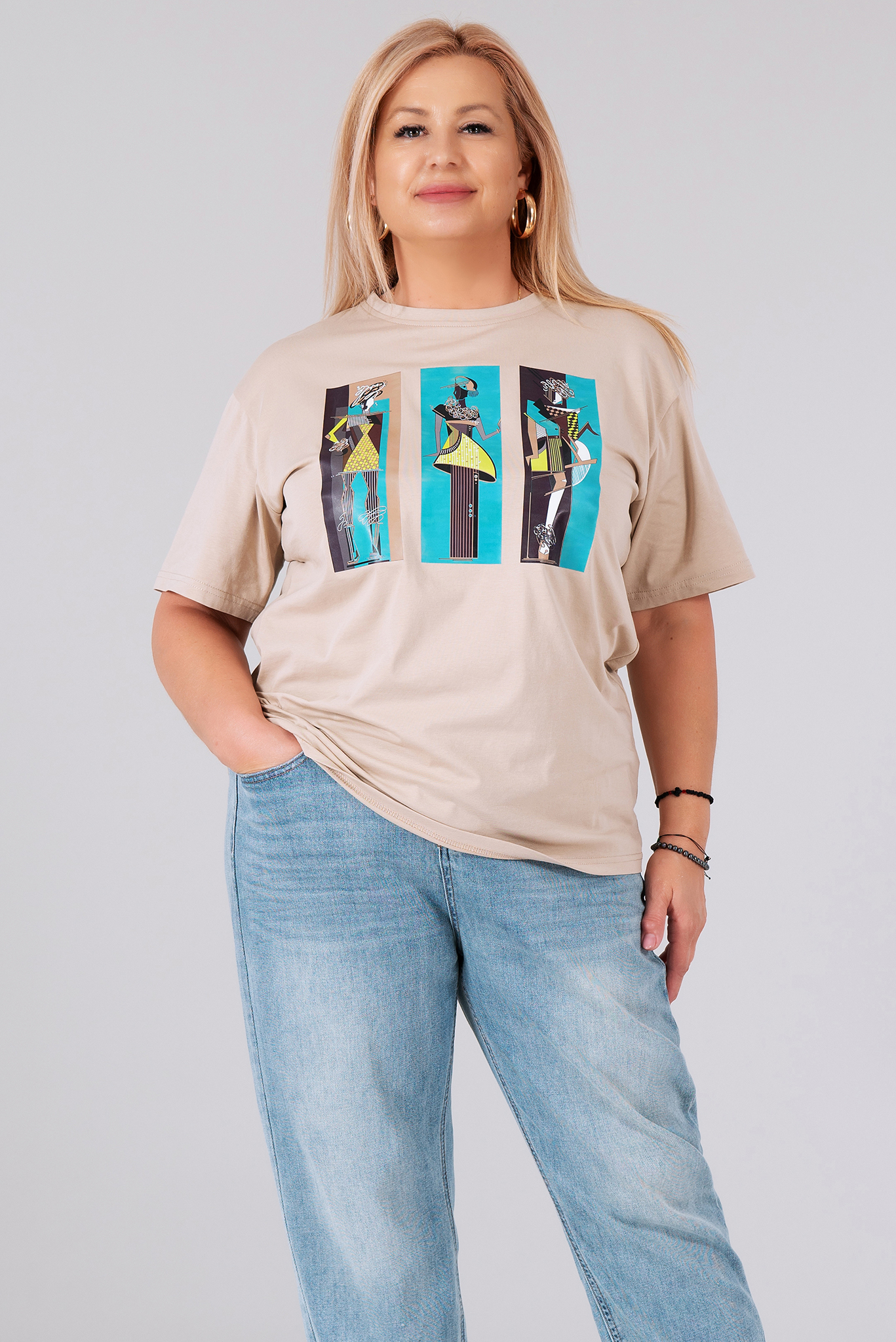 МАКСИ тениска от памук в бежово с щампа правоъгълници с жени