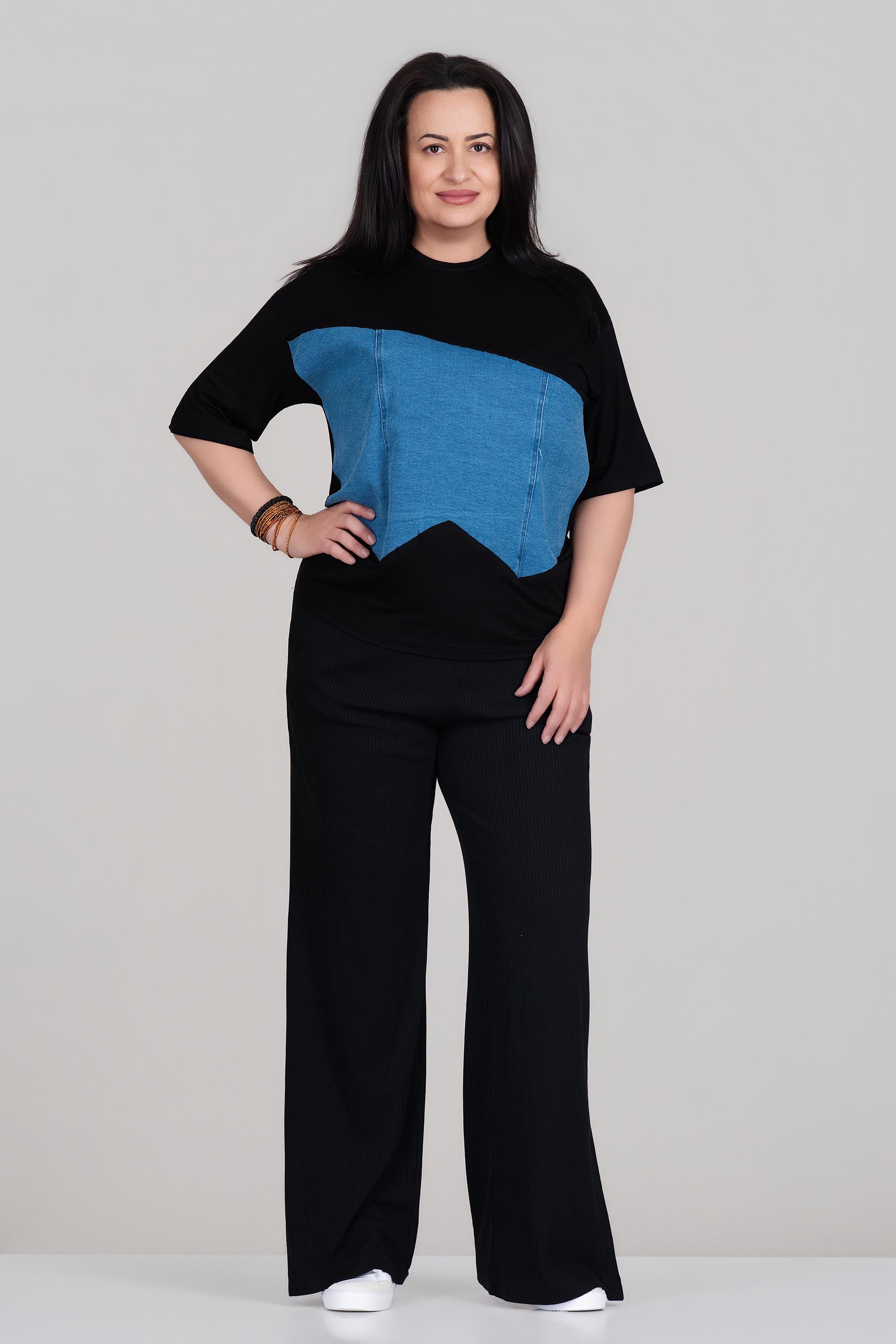 МАКСИ тениска в черно с пришит деним акцент