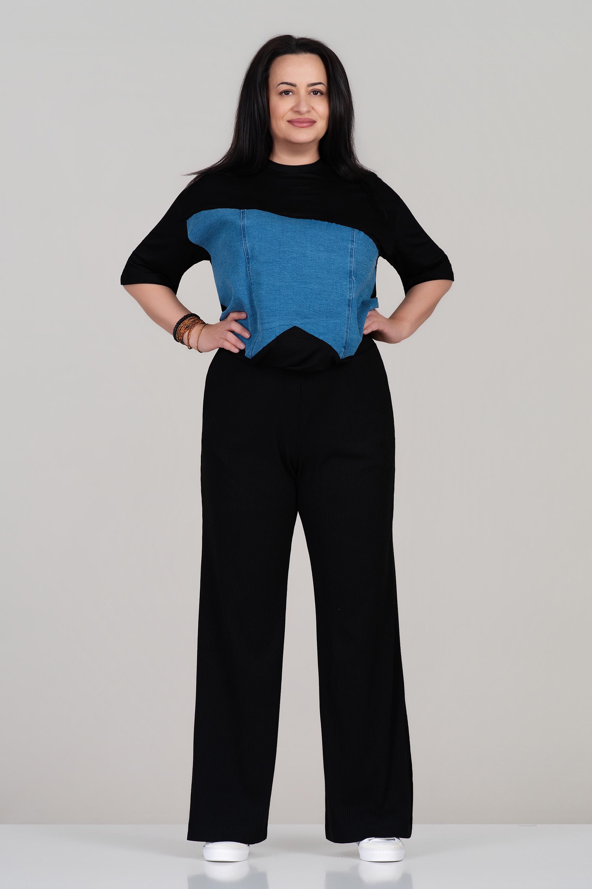 МАКСИ тениска в черно с пришит деним акцент