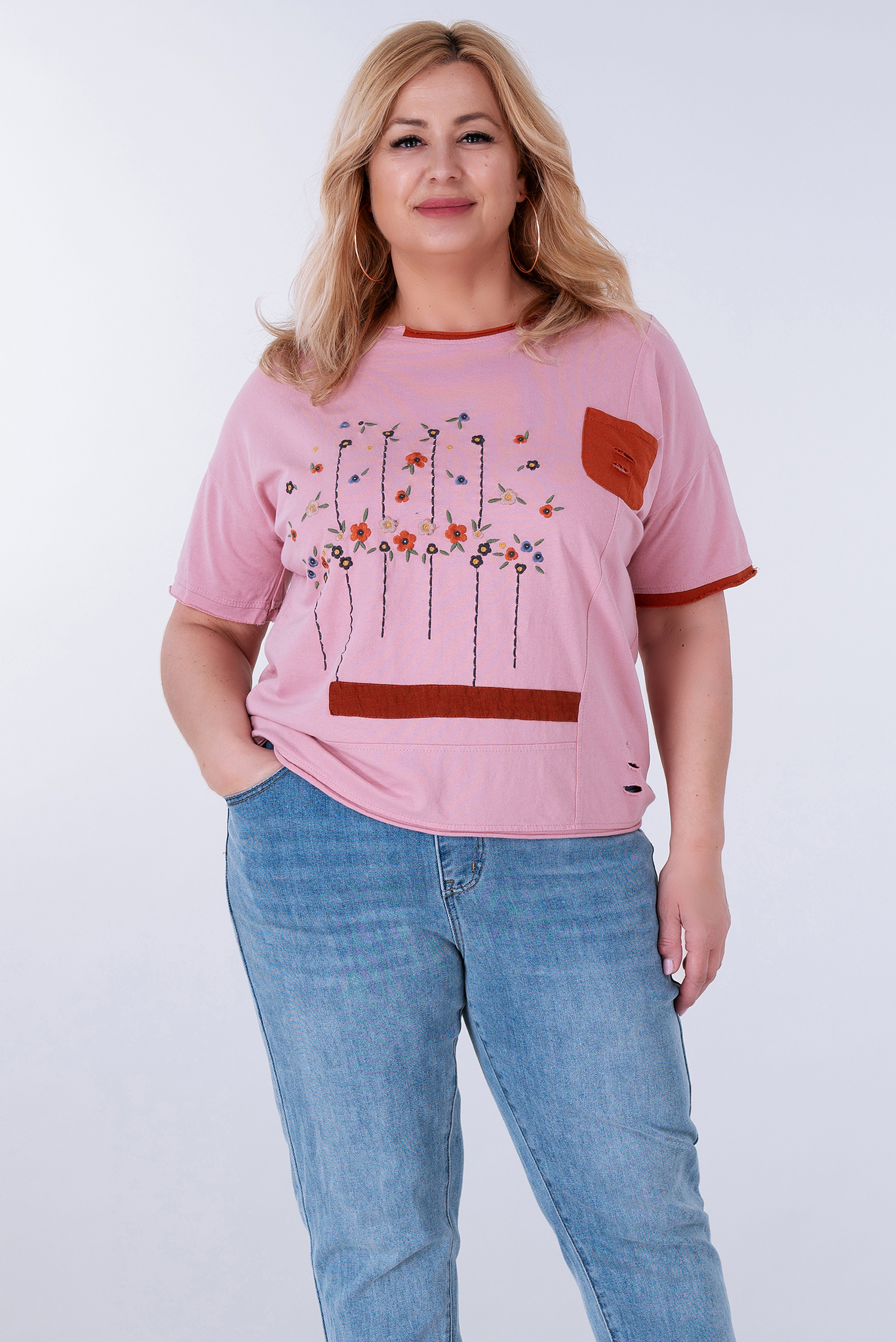 МАКСИ тениска в розово с оранжев джоб и бродирани цветя