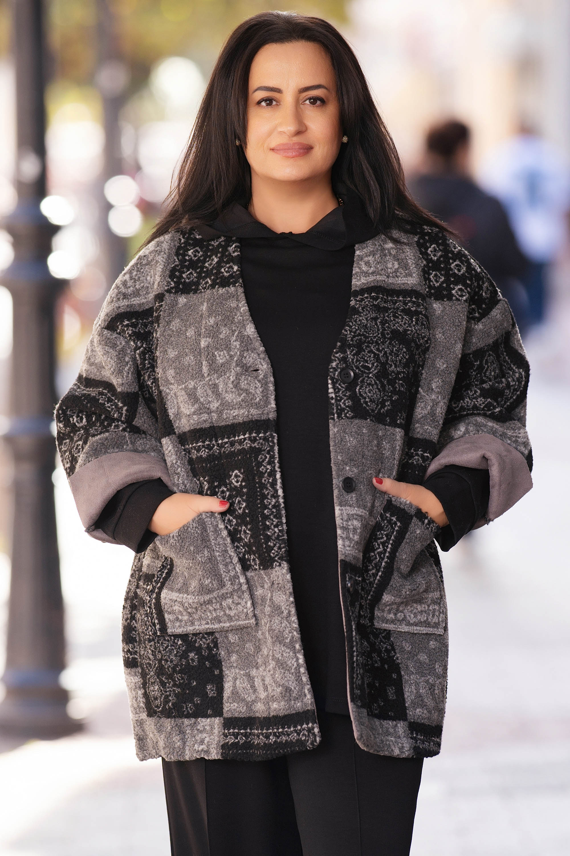 МАКСИ топло палто в сиво с принт черни квадрати