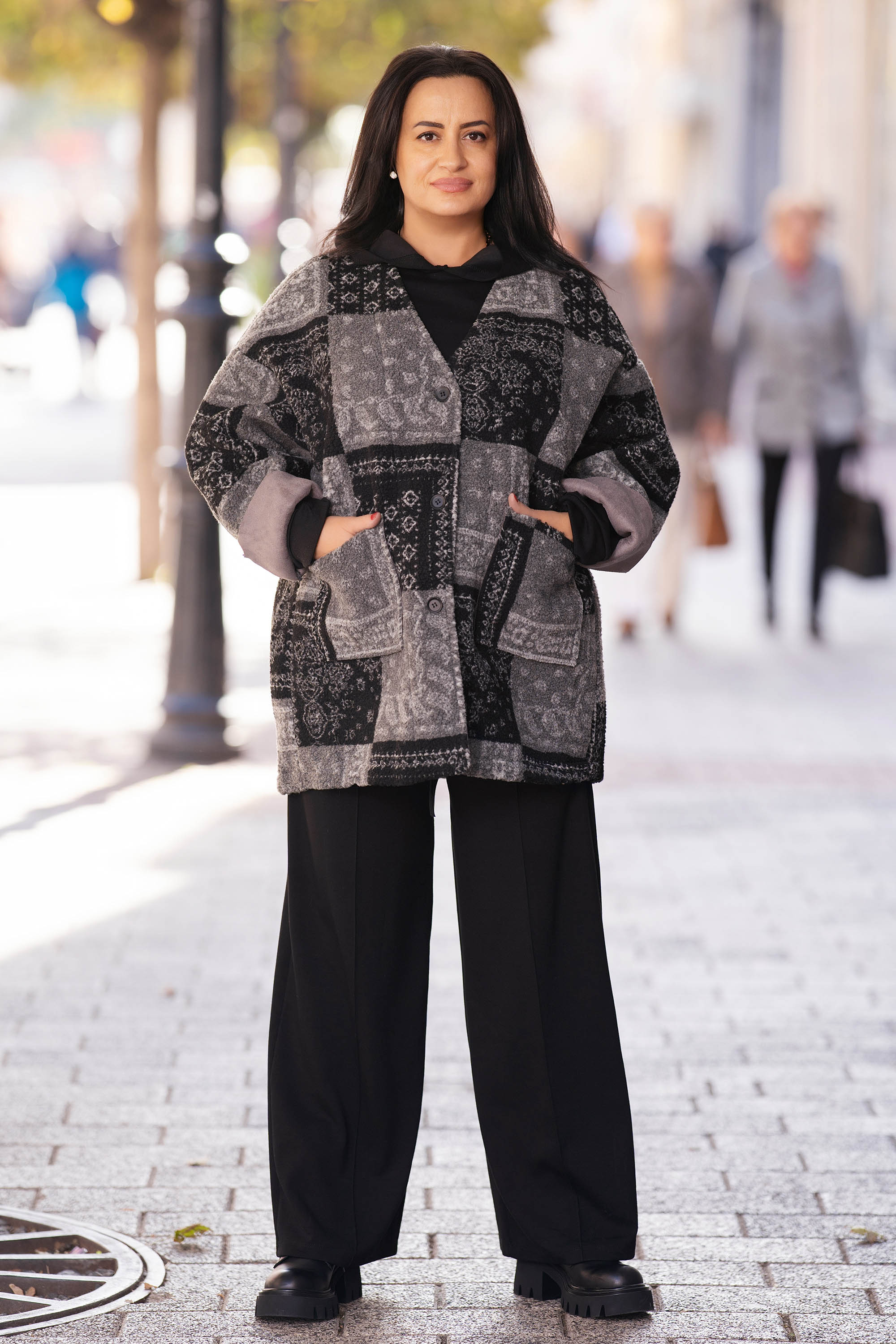 МАКСИ топло палто в сиво с принт черни квадрати