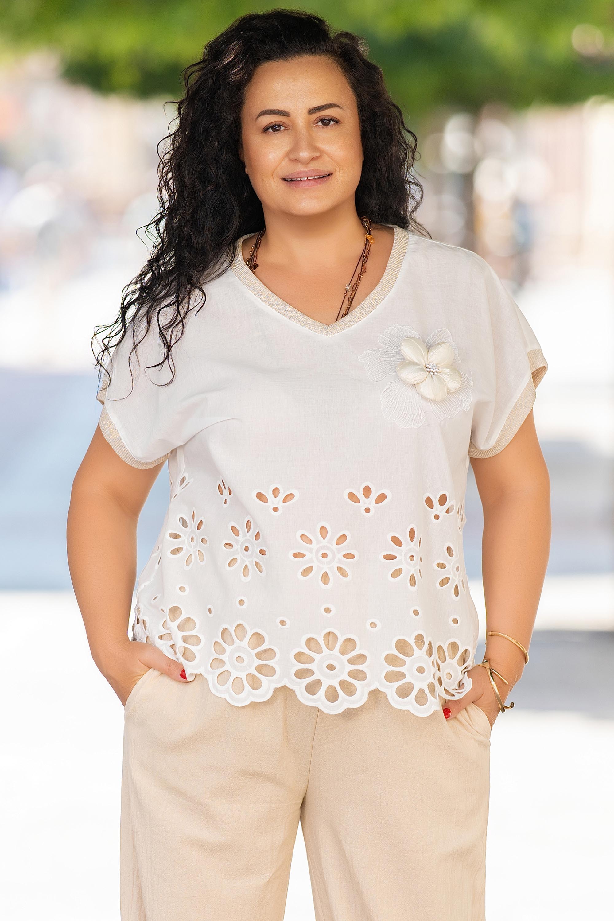 Макси туника от памук в бяло с флорална бродерия и релефно цвете