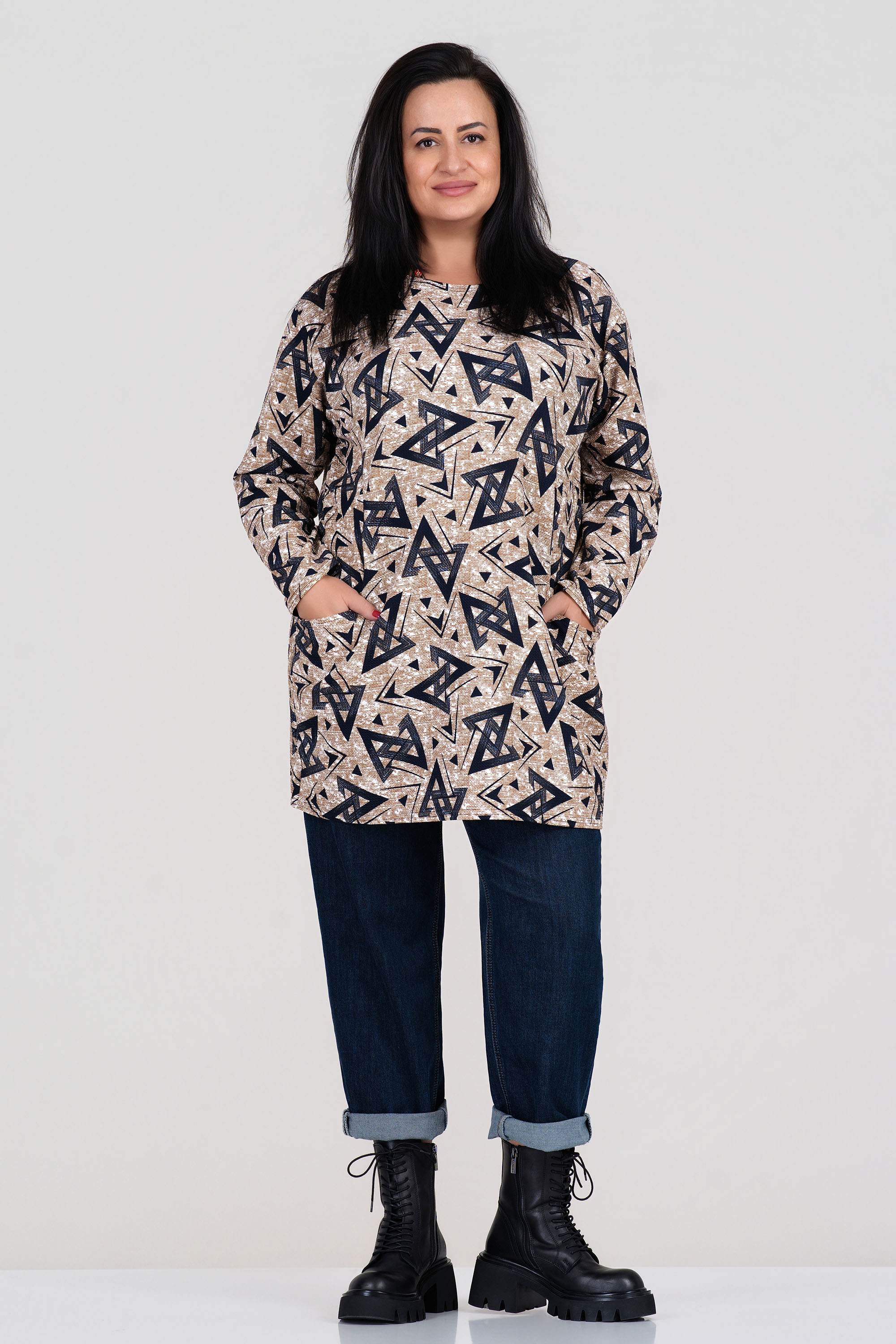 Макси туника в бежово с принт триъгълници в тъмно синьо