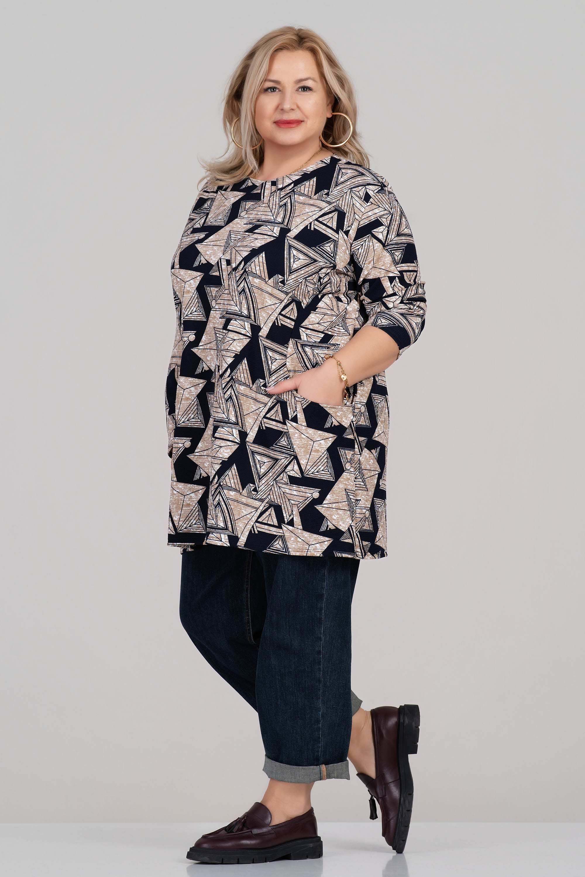 Макси туника в бежово със син геометричен принт