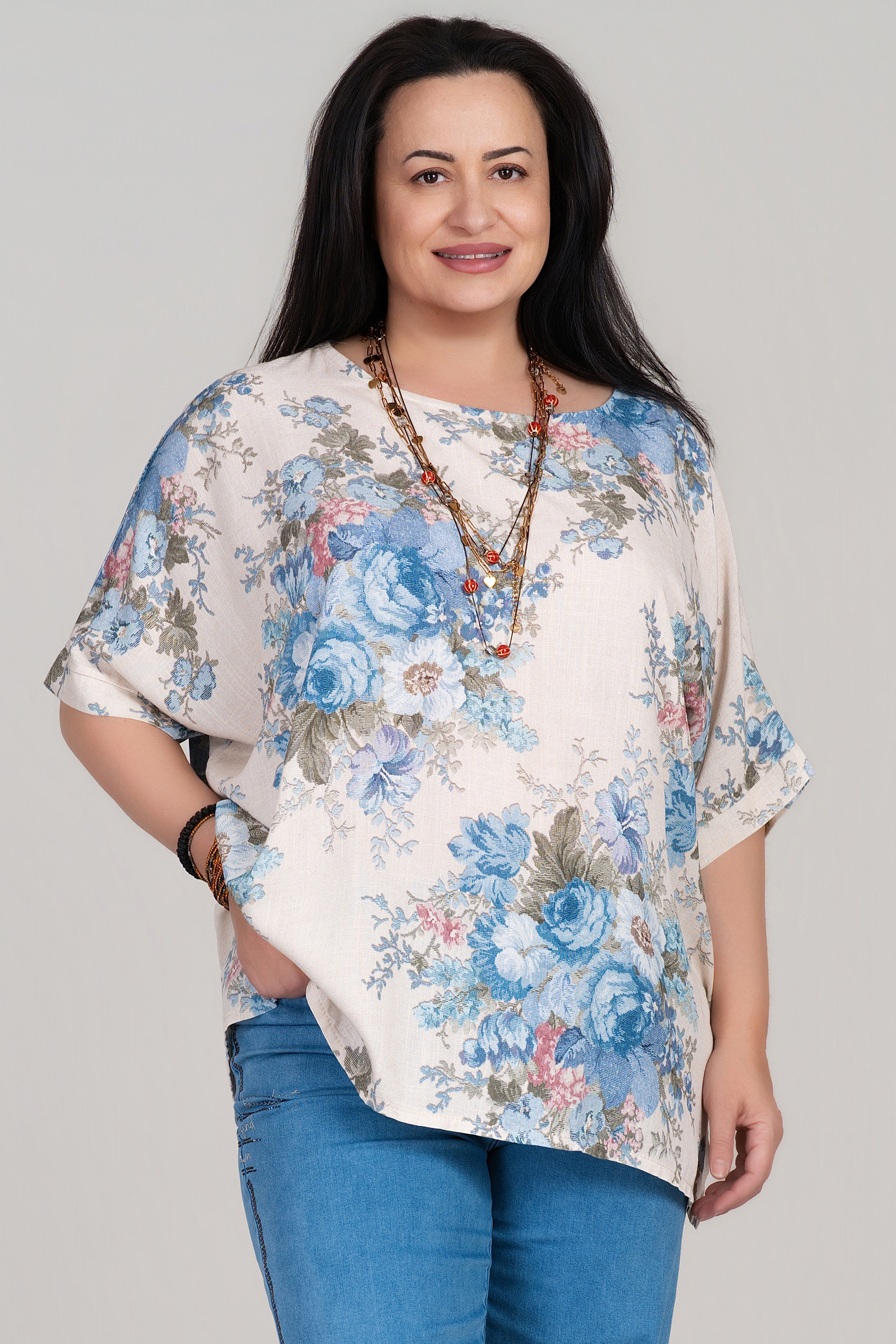 Макси туника в бежово със светлосин флорален принт и свободна кройка