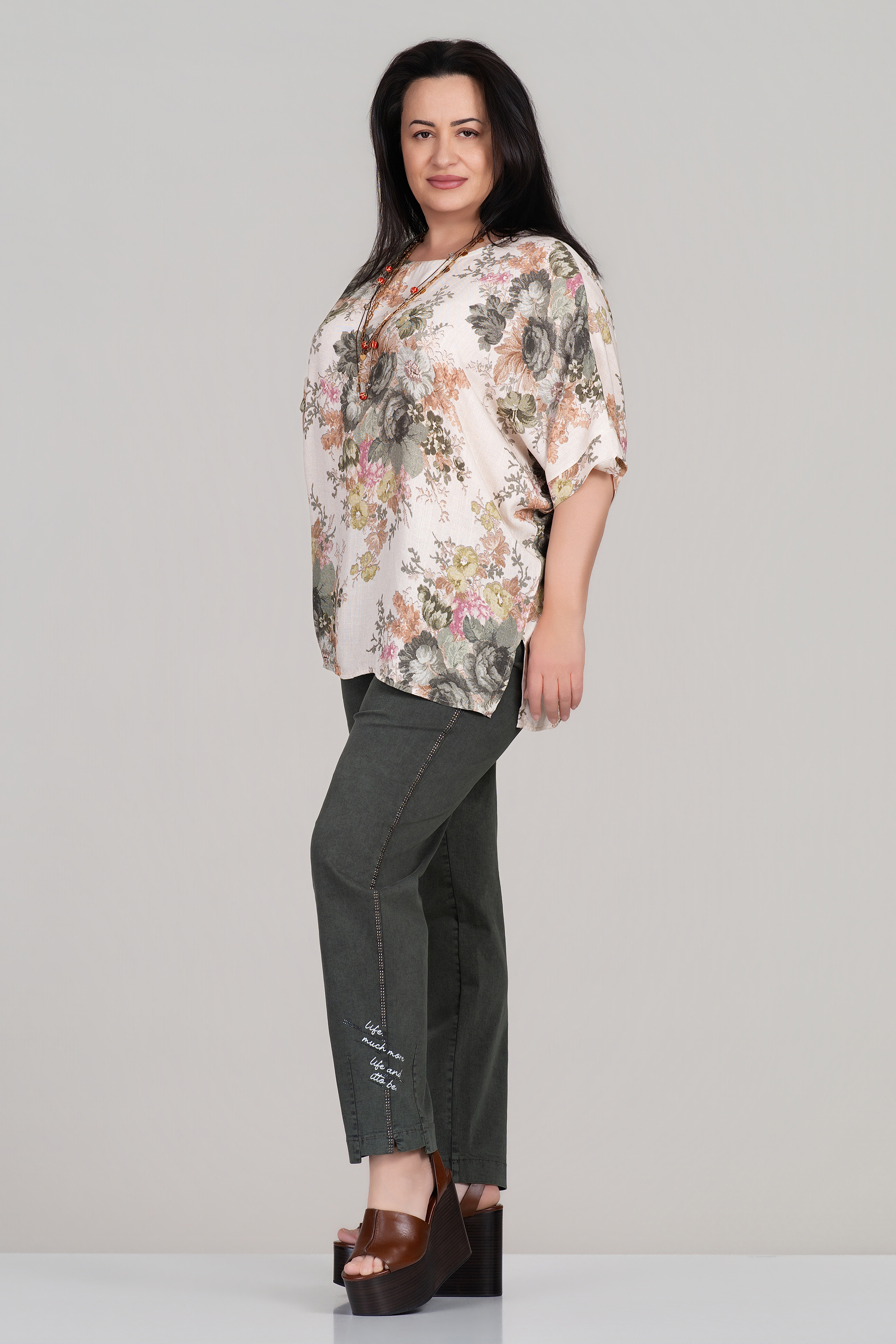 Макси туника в бежово със зелен флорален принт и свободна кройка