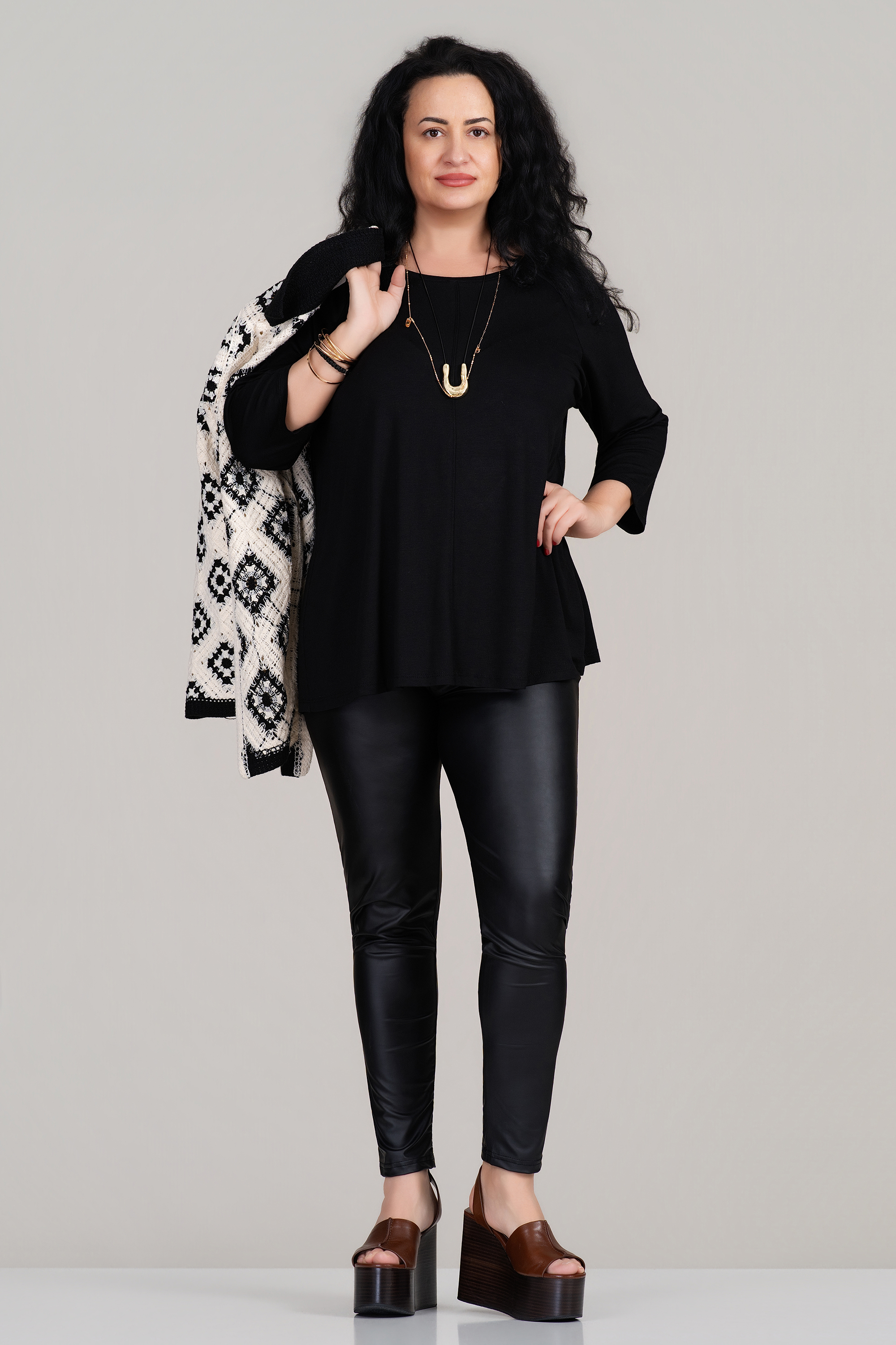 МАКСИ туника в черно с преден кант