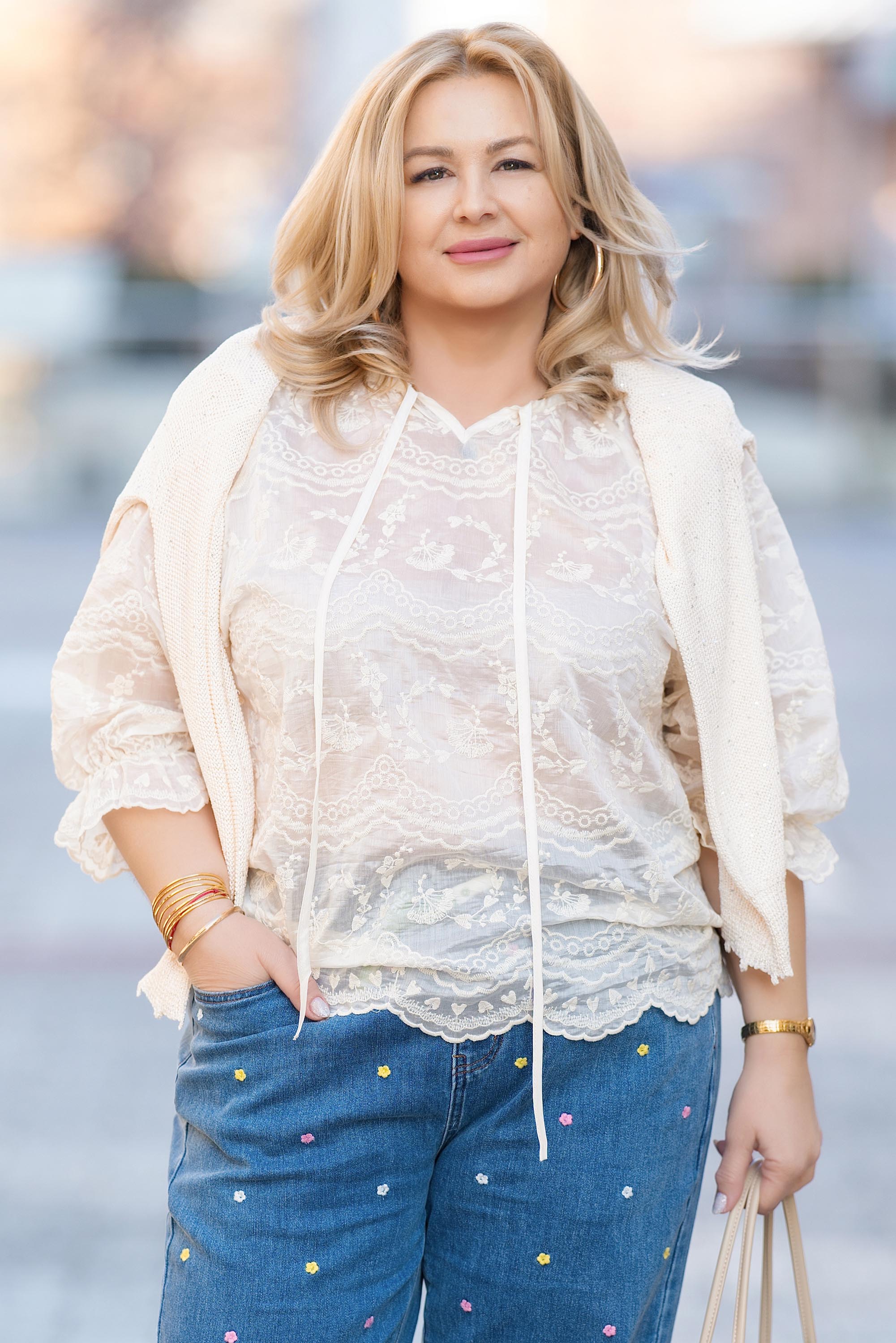 МАКСИ туника в цвят екрю с флорална бродерия и декоративни връзки