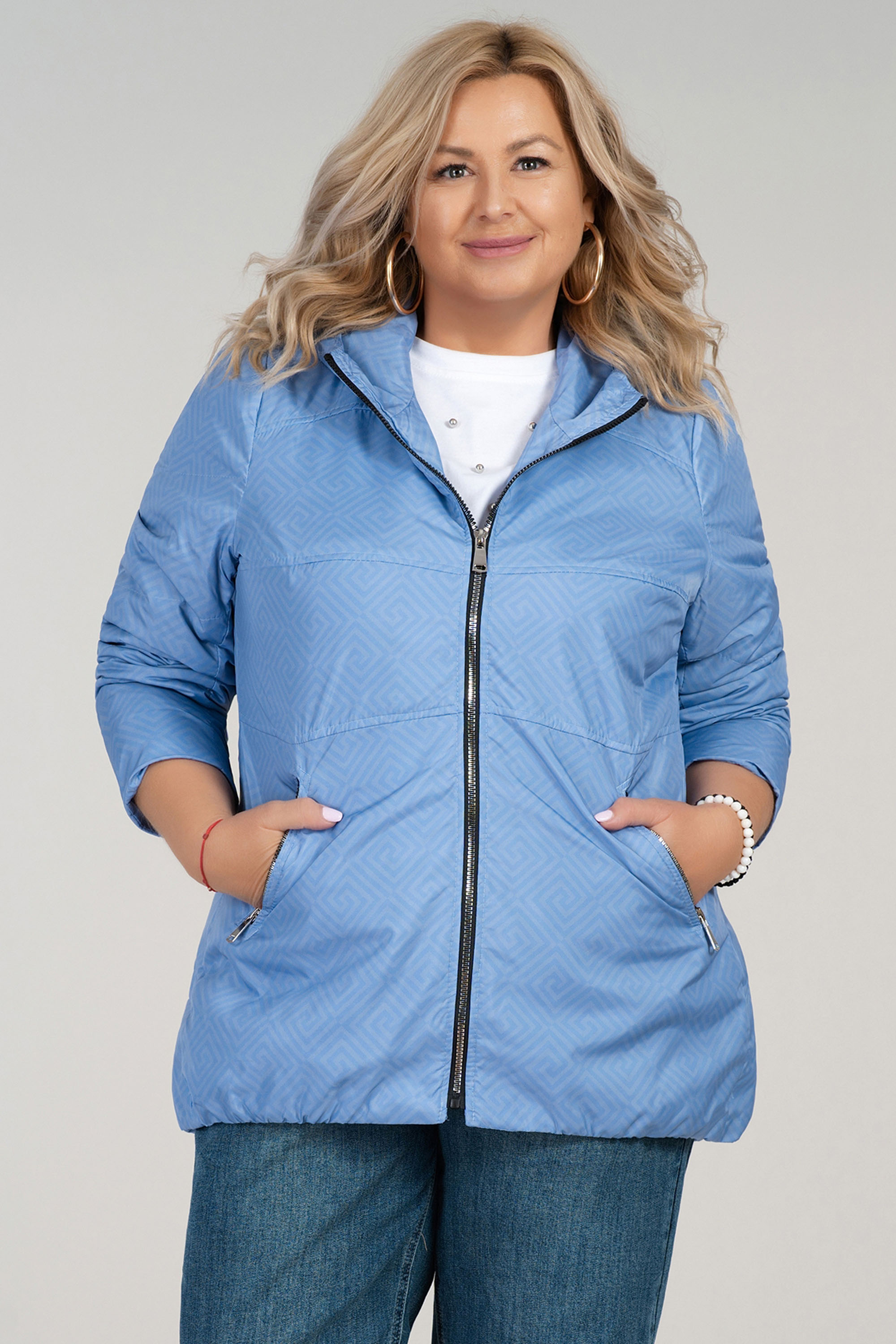 МАКСИ тънко преходно яке в синьо с дискретен геометричен принт