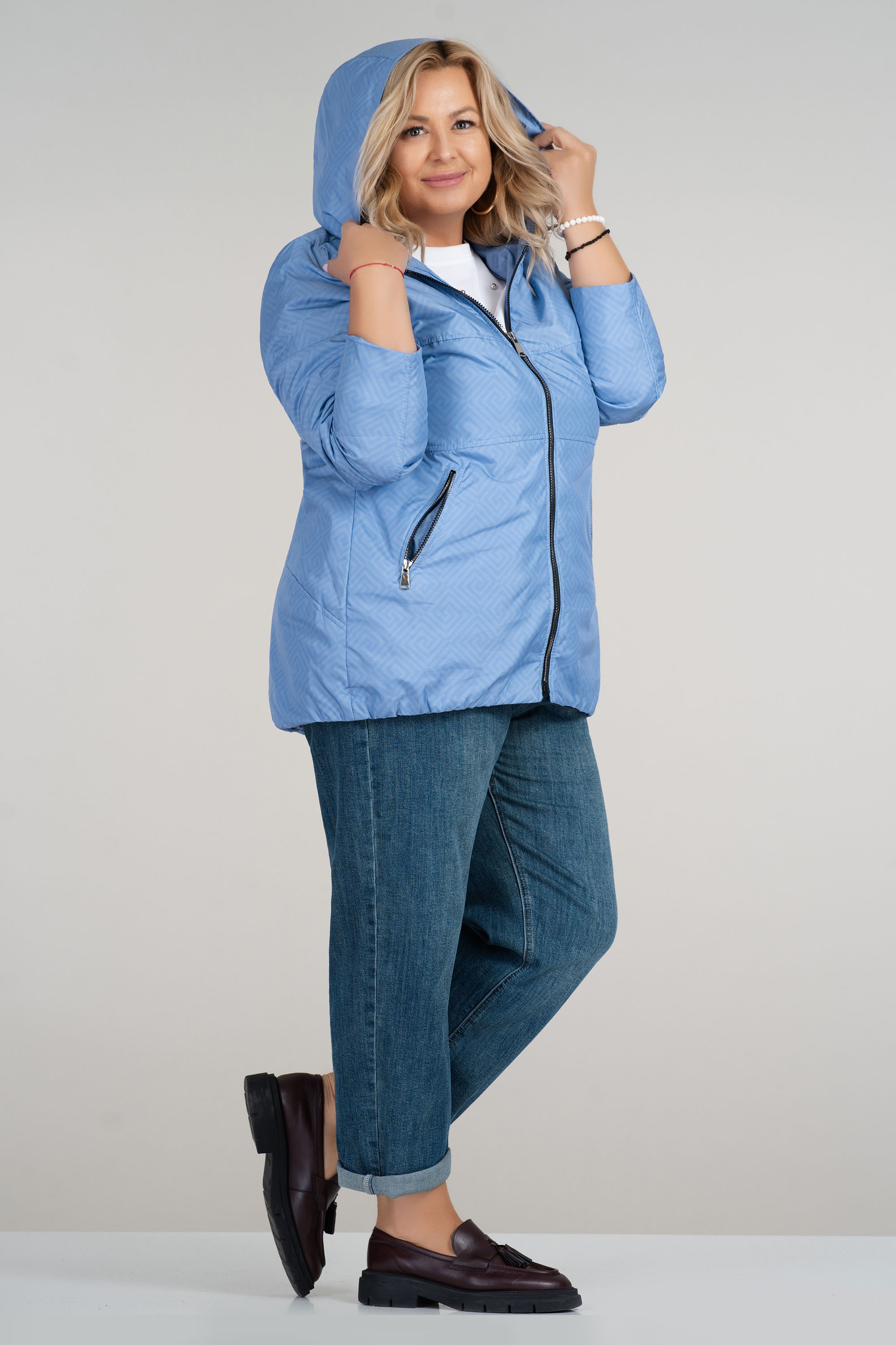 МАКСИ тънко преходно яке в синьо с дискретен геометричен принт