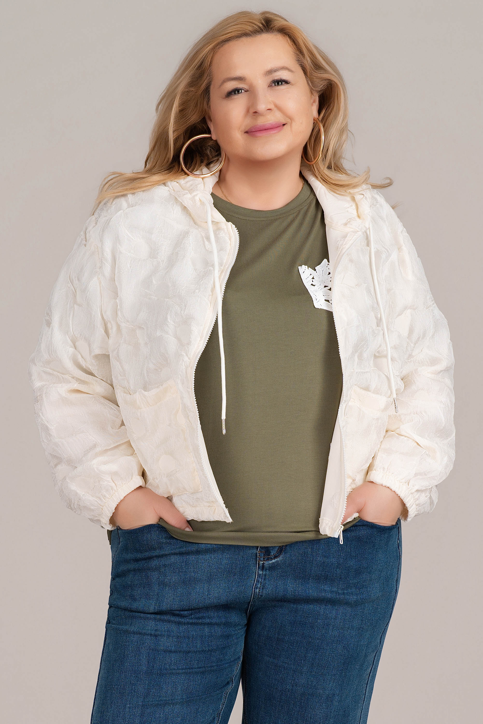 МАКСИ тънко яке в цвят ванилия с капитонирани елементи, качулка и връзки