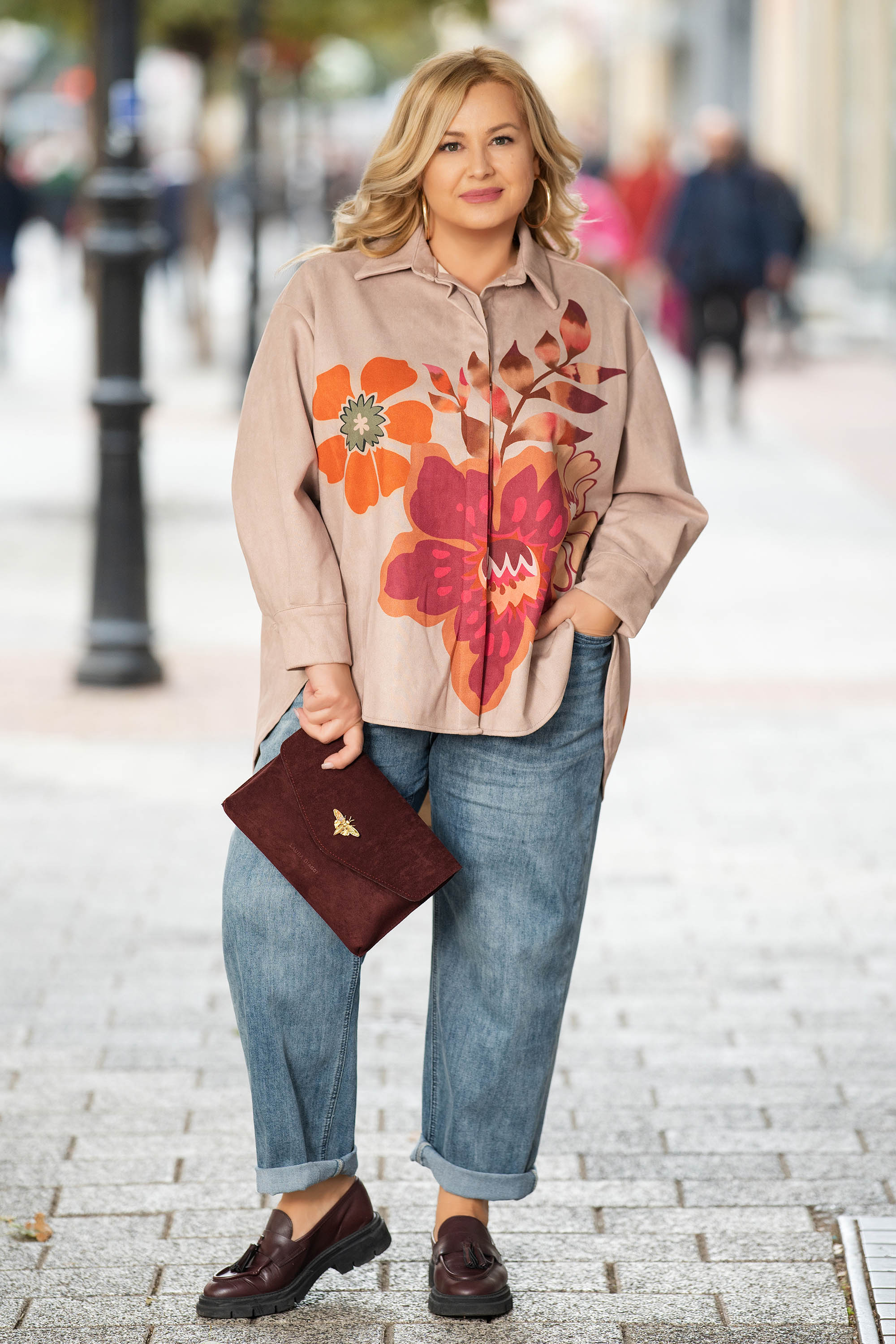 МАКСИ велурена риза в бежово с флорален десен и принт на гърба