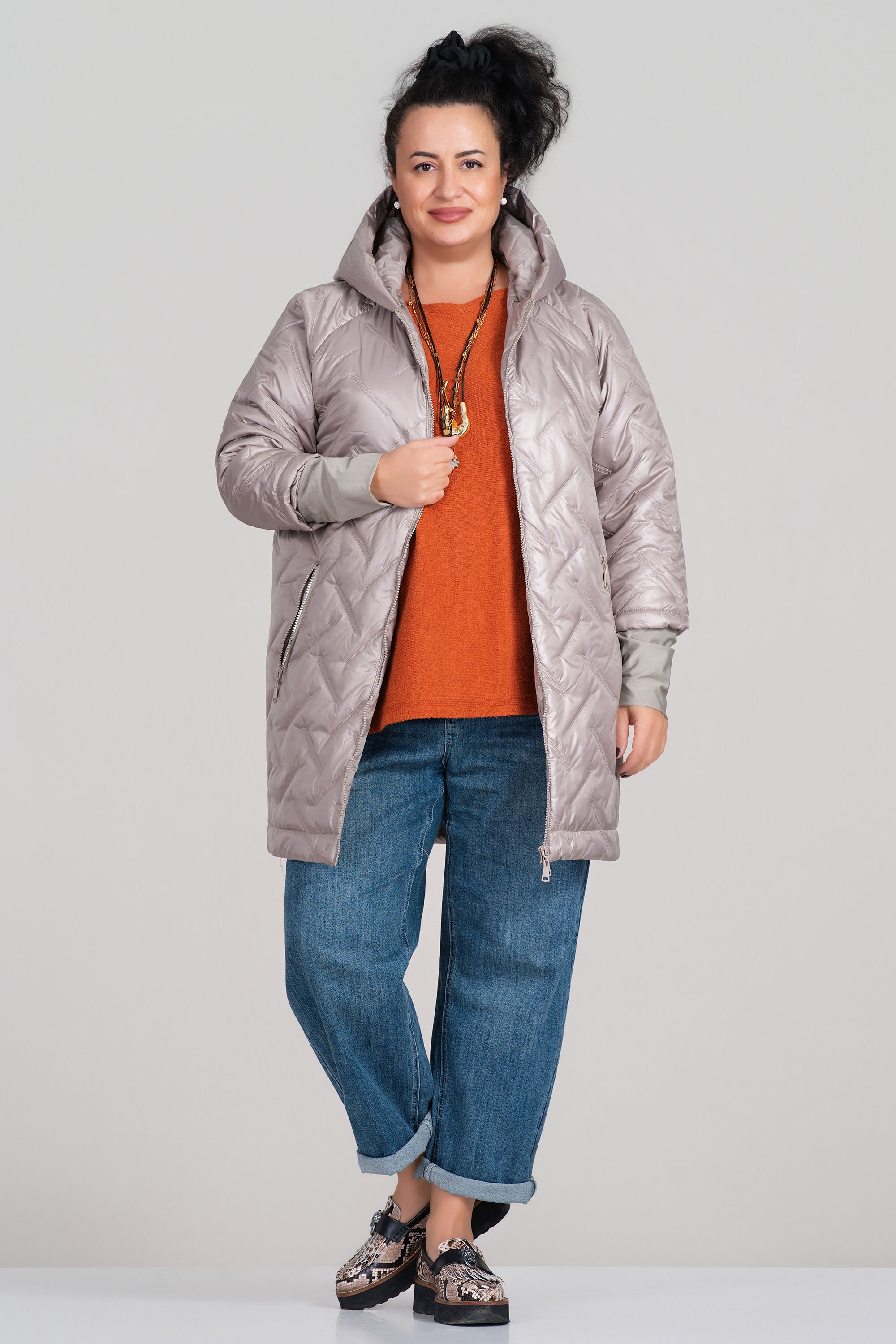 МАКСИ яке с удължена кройка в бежово и декоративни капитонирани ленти