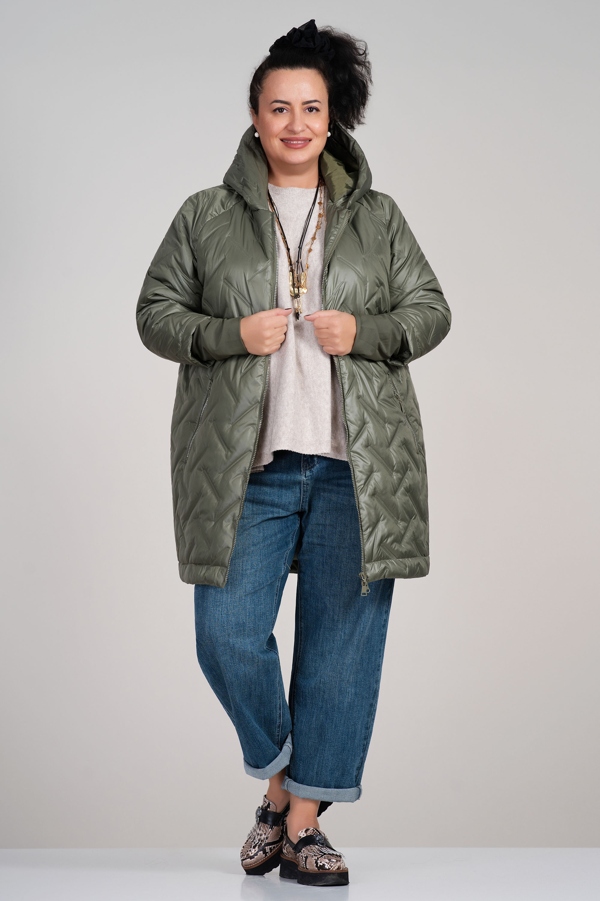 МАКСИ яке с удължена кройка в зелено и декоративни капитонирани ленти