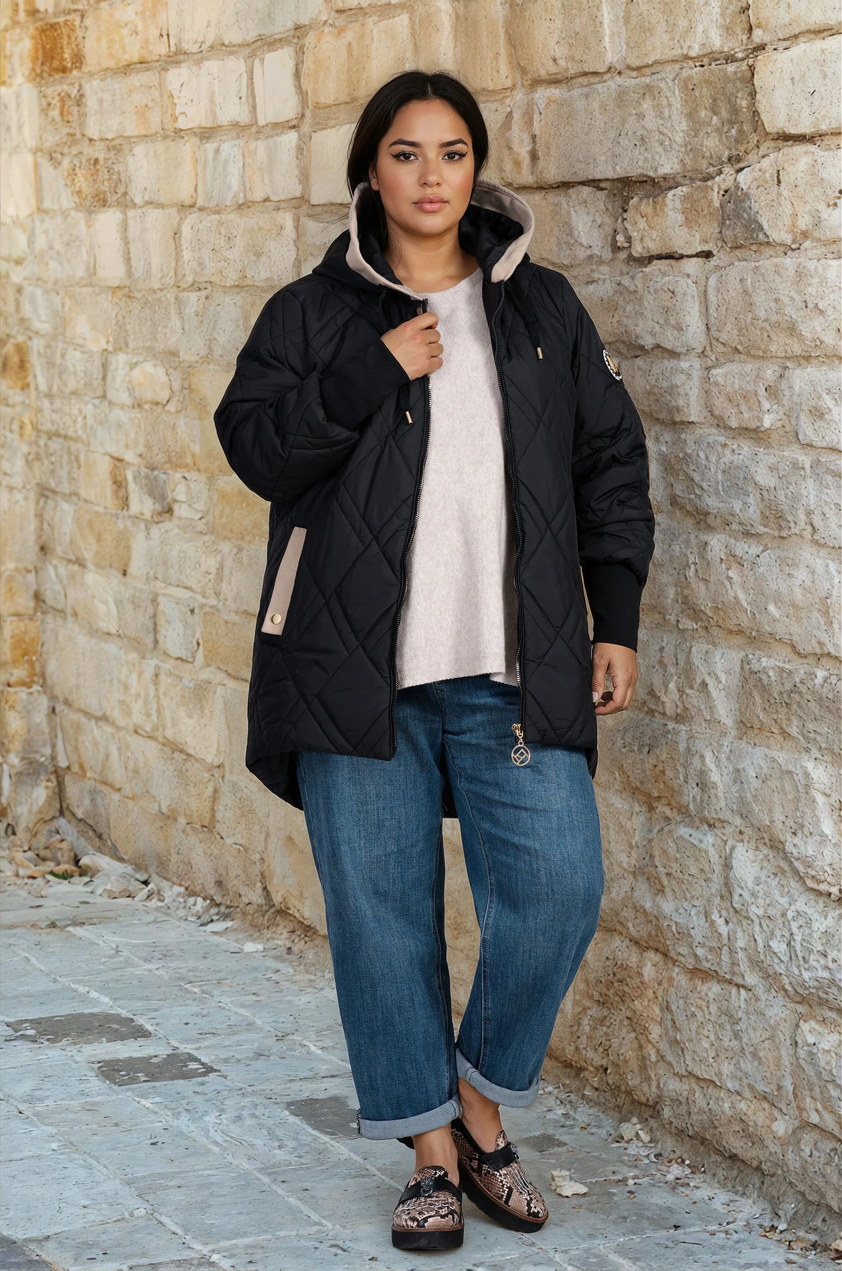 МАКСИ яке в черно с удължена кройка, качулка и бежови акценти