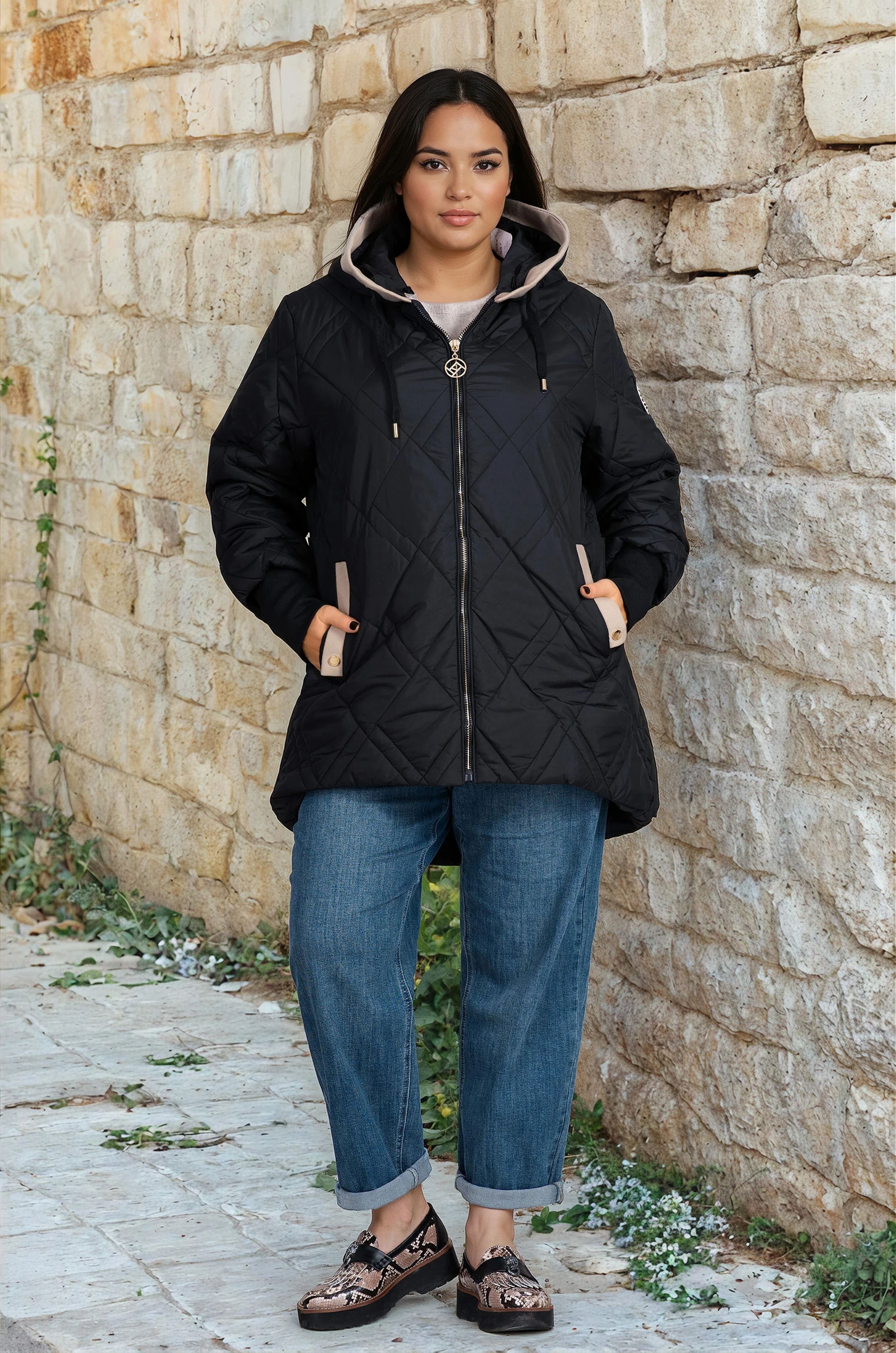 МАКСИ яке в черно с удължена кройка, качулка и бежови акценти